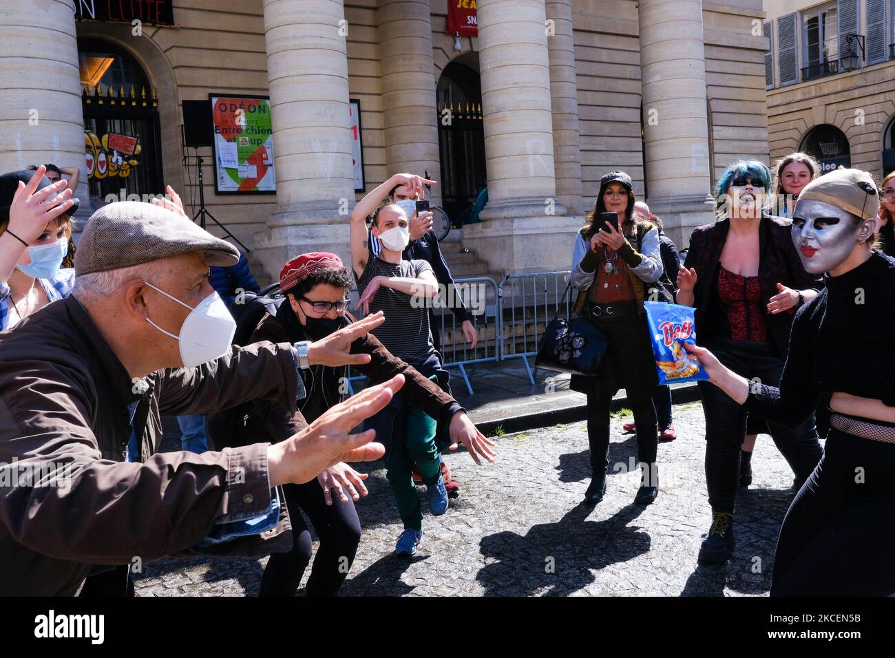 Les manifestants dansent pendant le rassemblement féministe contre le patriarcat à Paris, en France, sur 15 mai 2021 dans une atmosphère joyeuse, pour dénoncer la violence patriarcale et les élus condamnés ou suspectés de violence sexuelle. (Photo de Vincent Koebel/NurPhoto) Banque D'Images