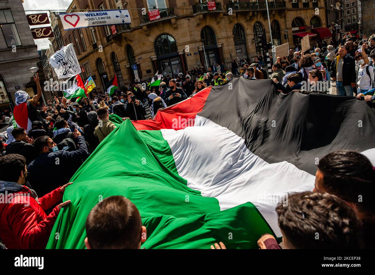 Des milliers de Hollandais et de Palestiniens se sont rassemblés dans le centre d'Amsterdam pour condamner les attaques israéliennes et les expulsions forcées de Palestiniens du quartier de Sheikh Jarrah, dans Jérusalem-est occupée, sur 16 mai 2021. (Photo par Romy Arroyo Fernandez/NurPhoto) Banque D'Images