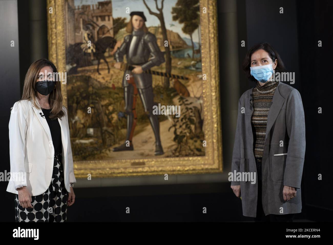 Le restaurateur Susana Perez et Alejandra Martos Figueroa et le directeur artistique du musée, Guillermo Solana, posent lors de la présentation du résultat de la restauration du "Jeune Chevalier dans un paysage" (Joven caballero en un paisaje), l'une des œuvres les plus emblématiques du peintre italien Cuatrocentista Vittore Carpaccio, Ce lundi au Musée Thyssen-Bornemisza de Madrid. 17 mai 2021 Espagne (photo par Oscar Gonzalez/NurPhoto) Banque D'Images