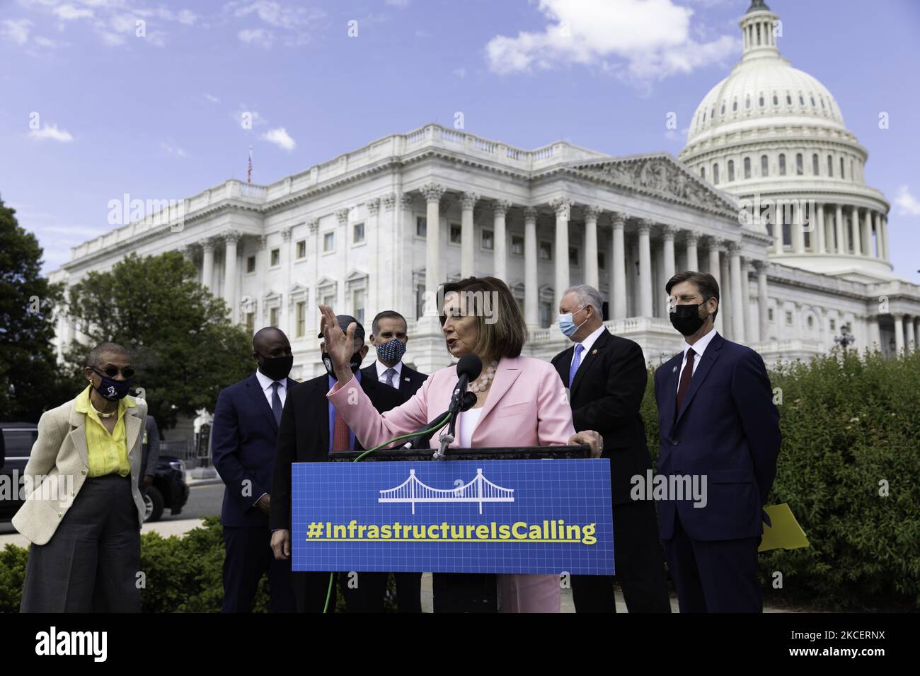 Nancy Pelosi (D-CA), Présidente de la Chambre des États-Unis, prend la parole lors d'une conférence de presse sur l'infrastructure à Capitol Hill, à Washington, aux États-Unis, en 12 mai 2021. (Photo par Aurora Samperio/NurPhoto) Banque D'Images