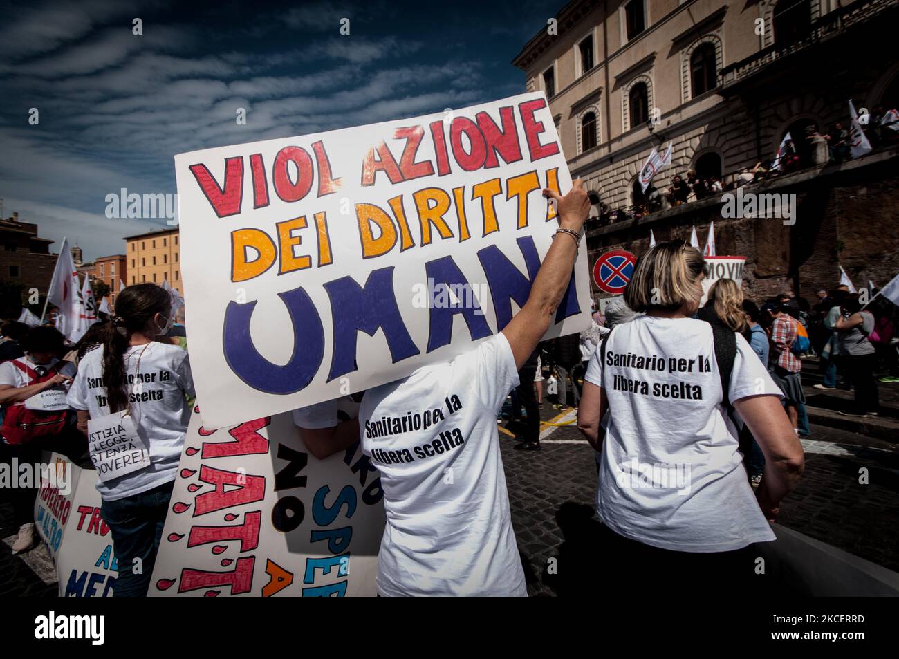 Le peuple no-vax s'est réuni à Rome, sur la Piazza Bocca della Verita, à quelques centaines de mètres du Ministère de la Santé, pour protester contre la vaccination obligatoire et le passe vert, à Rome, en Italie, sur 17 mai 2021. (Photo par Andrea Ronchini/NurPhoto) Banque D'Images