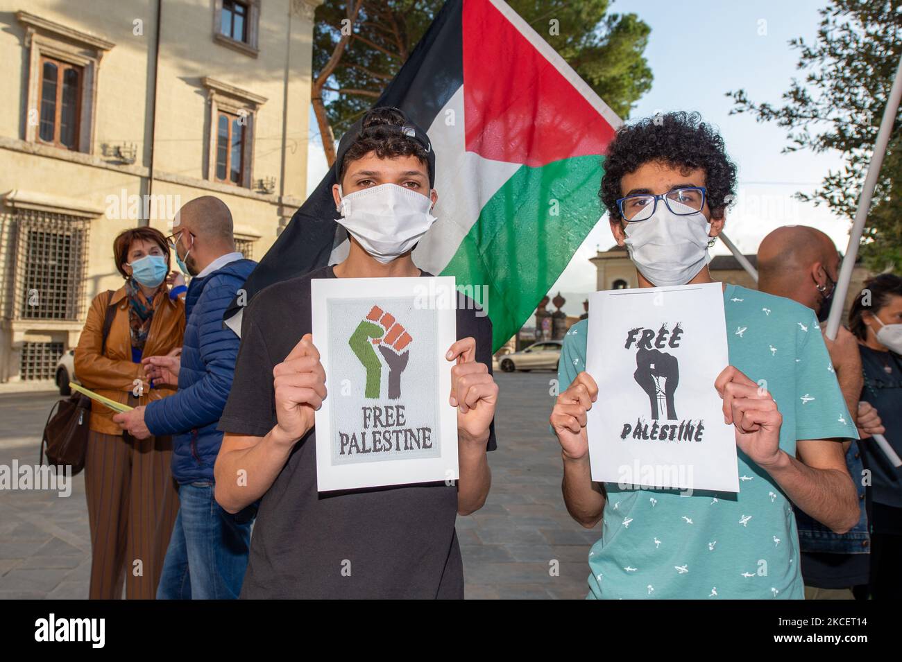 Plusieurs associations ont manifesté à Rieti, en Italie, au sujet de l'17 mai 2021 appelant à un 'cessez-le-feu immédiat' en Palestine. Des familles arabes vivant dans la ville et des représentants politiques étaient présents, avec la participation d'Arci, Partito Democratico, PSI, CGL et UIL, Sinistra Italiana, Rifondazione Comunista, Partito Comunista et Arcigay. (Photo de Riccardo Fabi/NurPhoto) Banque D'Images