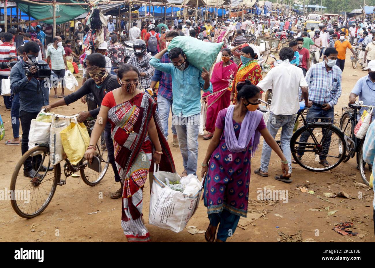 Les gens se précipitent vers un marché quotidien de légumes entre la période de relaxation verrouillée dans la capitale de l'État indien de l'est, Bhubaneswar, sur 17 mai 2021. (Photo par STR/NurPhoto) Banque D'Images