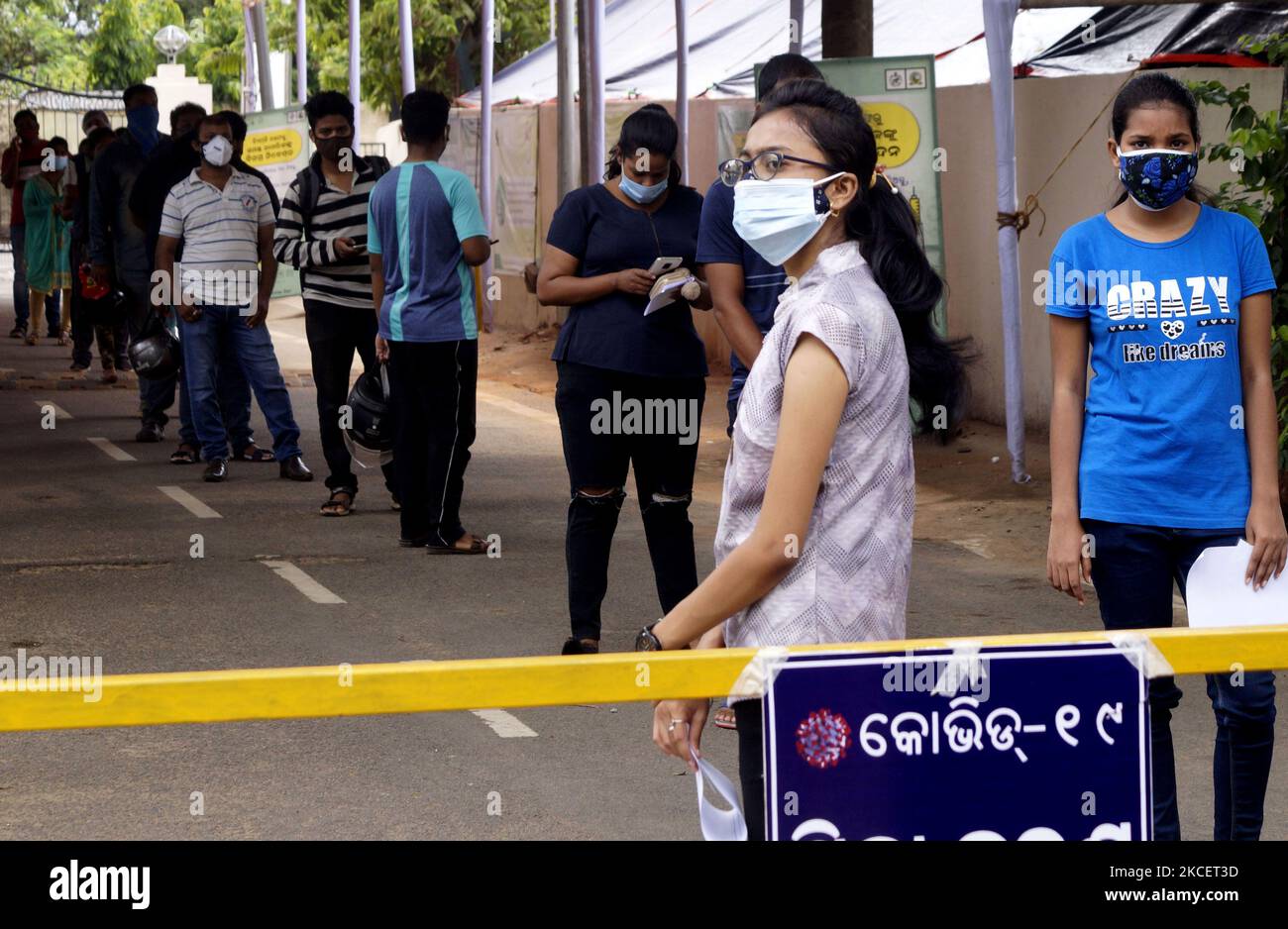 Les gens restent dans la file d'attente alors qu'ils attendent leur tour de prendre le vaccin Covid-19 dans un dispensaire local de la capitale de l'État indien de l'est, Bhubaneswar, à 17 mai 2021. (Photo par STR/NurPhoto) Banque D'Images