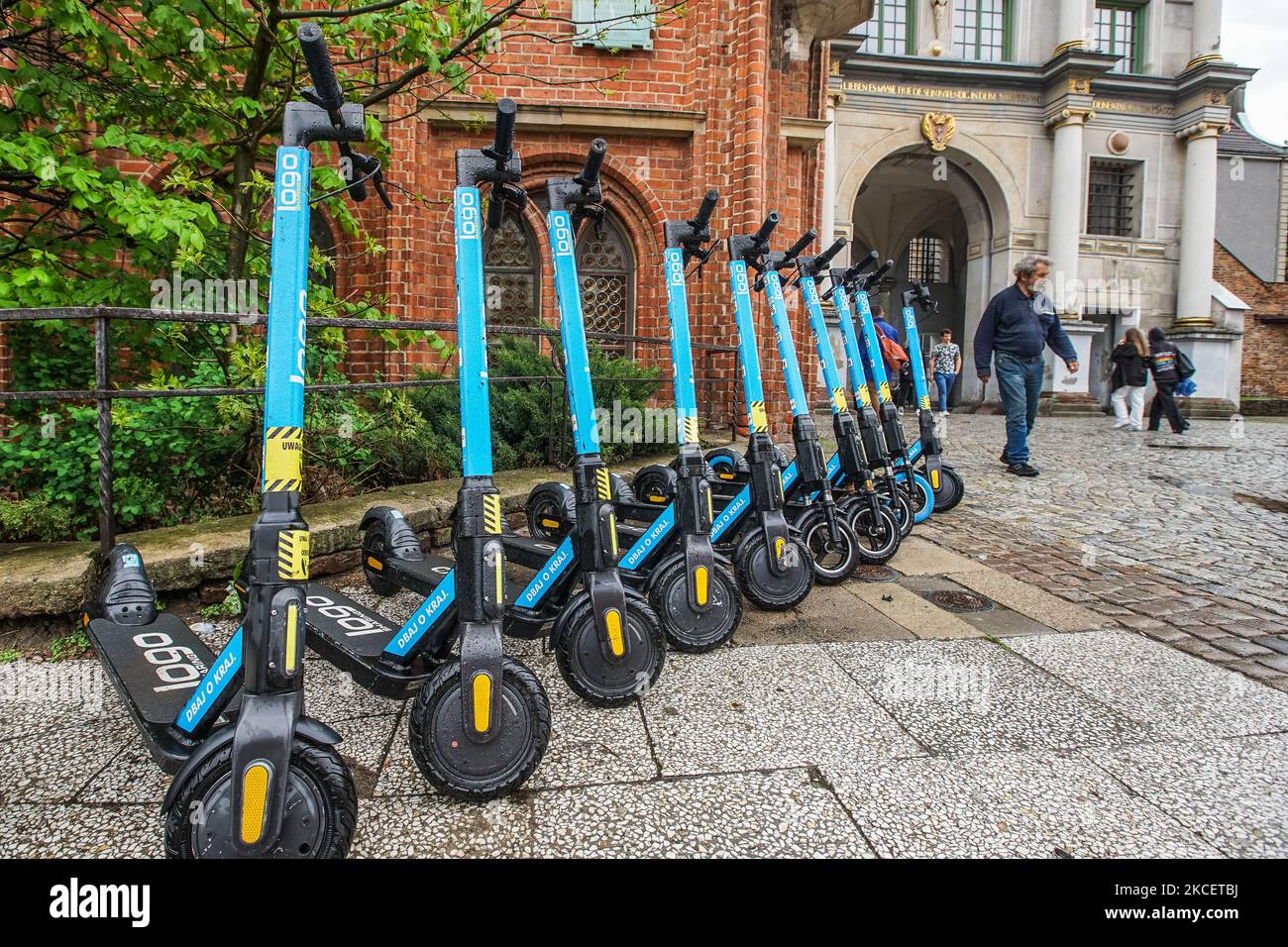 Les kicktrottinettes électriques appartenant à la SOCIÉTÉ DE PARTAGE DE LOGO trottinettes parkedin le centre-ville sont vus à Gdansk, Pologne le 17 mai 2021 le gouvernement polonais introduit de nouvelles règles sur l'utilisation des scooters électriques et autres dispositifs de mobilité électrique, dans le cadre de préoccupations de sécurité. La législation fixe des limites de vitesse et définit les endroits où ces véhicules peuvent être conduits et stationnés. (Photo de Michal Fludra/NurPhoto) Banque D'Images