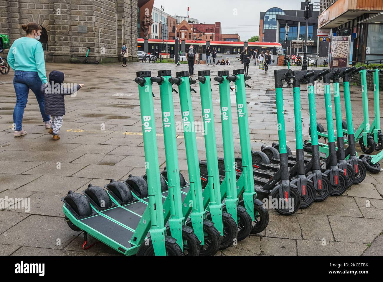 Les kicktrottinettes électriques appartenant à la société de partage de scooters à pêcheddans le centre-ville sont vues à Gdansk, Pologne le 17 mai 2021 le gouvernement polonais introduit de nouvelles règles sur l'utilisation des scooters électriques et autres dispositifs de mobilité électrique, dans le cadre de préoccupations de sécurité. La législation fixe des limites de vitesse et définit les endroits où ces véhicules peuvent être conduits et stationnés. (Photo de Michal Fludra/NurPhoto) Banque D'Images