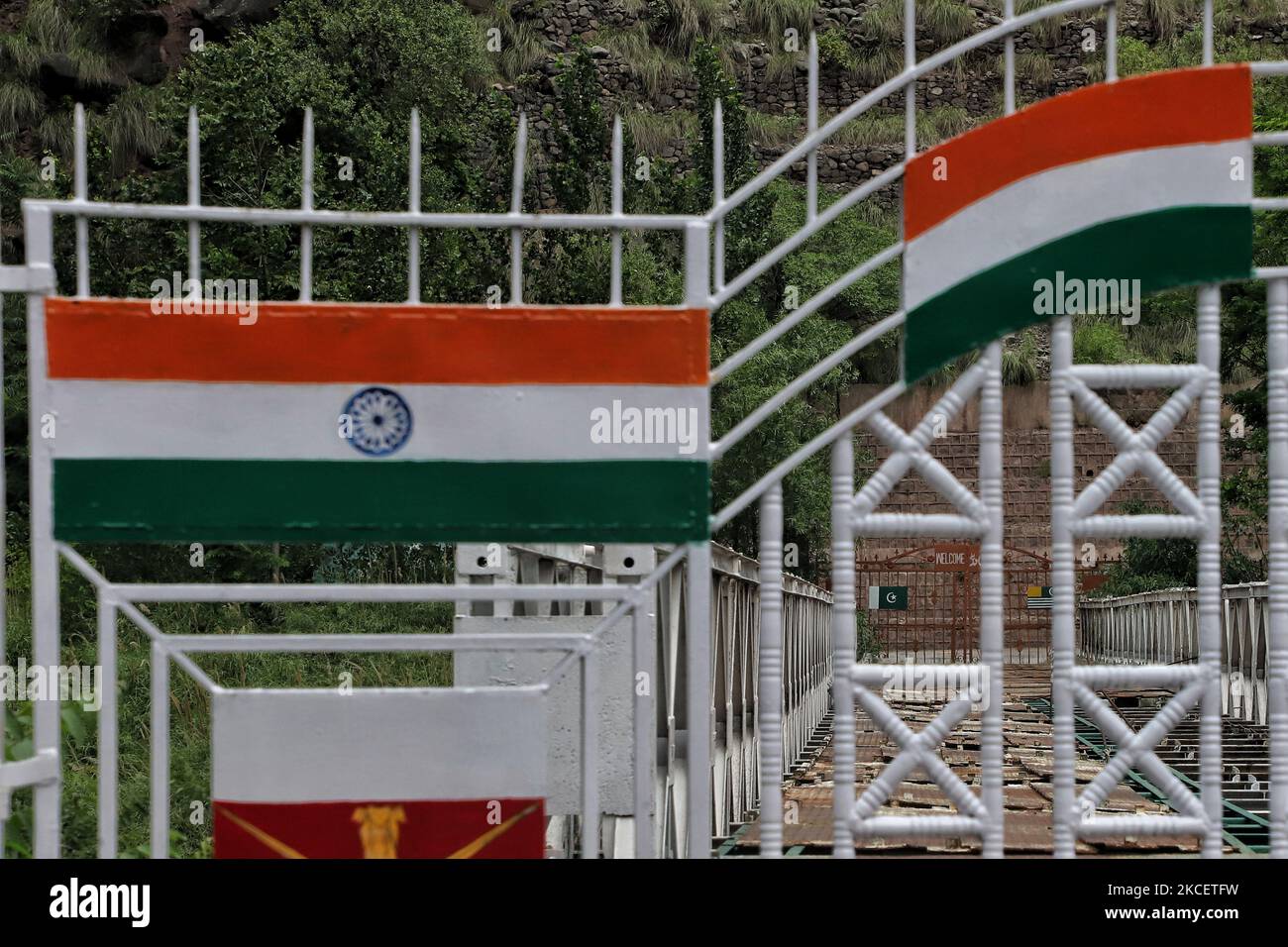 Le drapeau indien et pakistanais est vu sur le pont Aman Setu au poste Kaman sur le LOC dans le secteur URI du district de Baramulla, Jammu et Cachemire, Inde, le 18 mai 2021. Les relations avec l'Inde au Pakistan font référence aux relations bilatérales entre l'Inde et le Pakistan. Les relations entre les deux pays ont été complexes et largement hostiles en raison d'un certain nombre d'événements historiques et politiques. Les relations entre les deux États ont été définies par la violente partition de l'Inde britannique en 1947, qui a déclenché le conflit du Cachemire, et par les nombreux conflits militaires qui se sont battus entre les deux nations. Par conséquent, leur r Banque D'Images