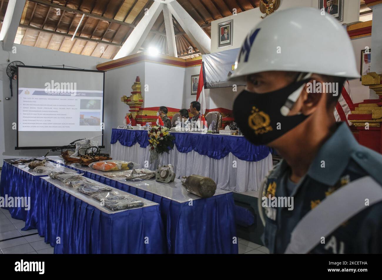 Un officier de la marine indonésienne montre la partie du sous-marin de la marine indonésienne submergé KRI Nanggala 402 lors d'une conférence de presse à la base navale indonésienne de Denpasar, Bali, Indonésie, sur 18 mai 2021. L'indonésien poursuit l'opération de sauvetage avec l'aide de la marine chinoise afin d'évacuer les victimes et les principales parties du sous-marin submergé de la marine indonésienne KRI Nanggala 402. Le sous-marin trouvé à 839 mètres au-dessous du niveau de la mer dispersé dans trois grandes parties, cependant la chambre principale et les 53 victimes est toujours à la recherche. Un sous-marin militaire a signalé qu'il avait disparu au nord de la mer de Bali pendant un exercice de torpille sur Wedne Banque D'Images