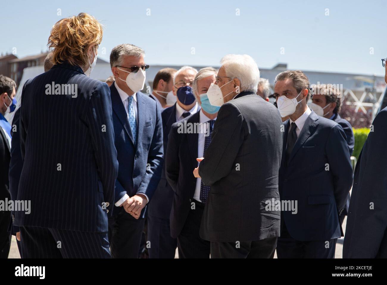 Mattarella avec le vice-président de Lombardie Letizia Moratti (à gauche) et le président de Lombardie Attilio Fotana (à droite) visite le centre de vaccination de Brescia, Italie sur 18 mai 2021. (Photo de Stefano Nicoli/NurPhoto) Banque D'Images