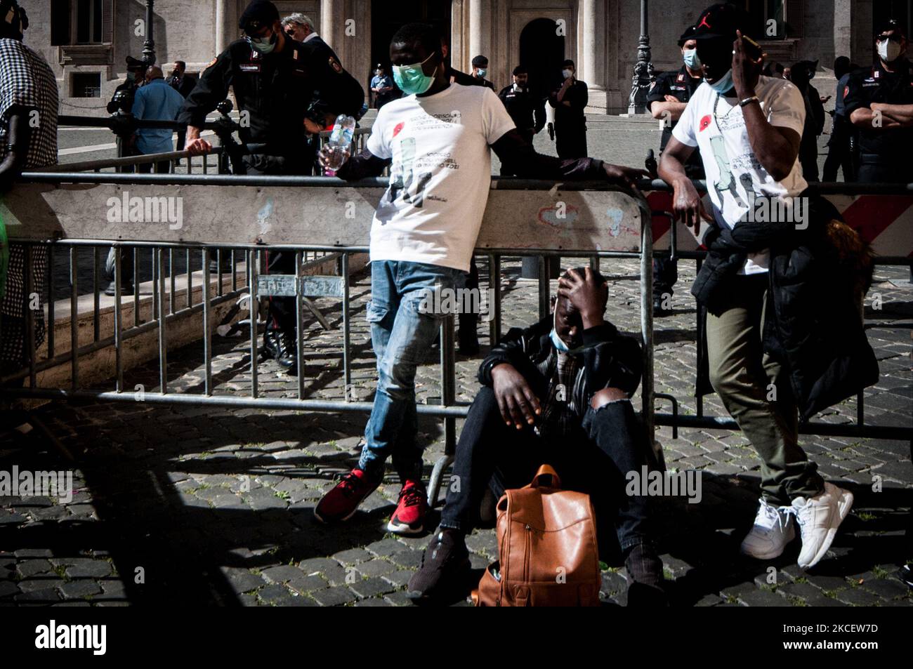 Les gens prennent part à la manifestation "le tricycle de l'invisible", devant le Parlement italien, sur 18 mai 2021 à Rome, en Italie. La manifestation a été organisée par Aboubakar Soumahoro, chef du nouveau mouvement ''Lega Braccianti'', pour protester contre l'embauche illégale et l'exploitation de la main-d'œuvre. (Photo par Andrea Ronchini/NurPhoto) Banque D'Images