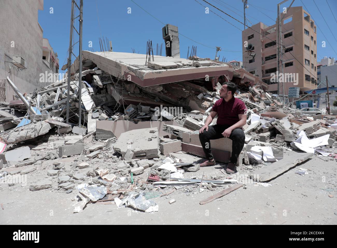 Un bâtiment démoli de 6 étages situé dans le quartier d'Al-Rimal abrite des bibliothèques, des centres de jeunesse, des formations pour étudiants universitaires et une mosquée bombardée par des avions israéliens lors de raids dans la ville de Gaza, à Gaza, sur 18 mai 2021 (photo de Mamen Faiz/NurPhoto). Banque D'Images