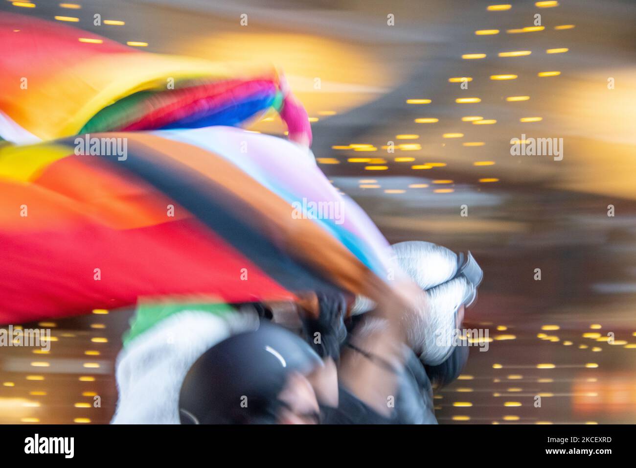 Des membres de la communauté de San Luis Obispo, en Californie, se sont joints à Central Coast Pride, le Gala Center, Et le Cal Poly Pride Centre pour participer à une caravane de voiture à travers le centre-ville pour célébrer la semaine de la fierté de SLO (16-23 mai) sur 17 mai 2021 via de nombreux modes de transport décorés qui ont abouti au café de Skippers Brew pour des boissons, des collations et un spectacle de dragons. (Photo par Adam J. Dewey/NurPhoto) Banque D'Images