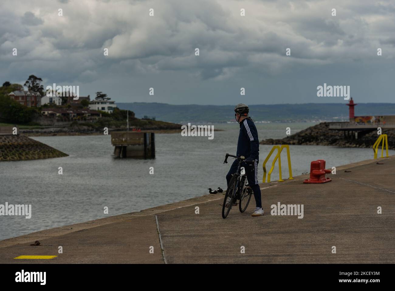 Un cycliste bénéficie d''une vue sur la jetée d''Eisenhower à Bangor. Mercredi, 19 mai 2021, à Bangor, comté en bas, Irlande du Nord (photo par Artur Widak/NurPhoto) Banque D'Images