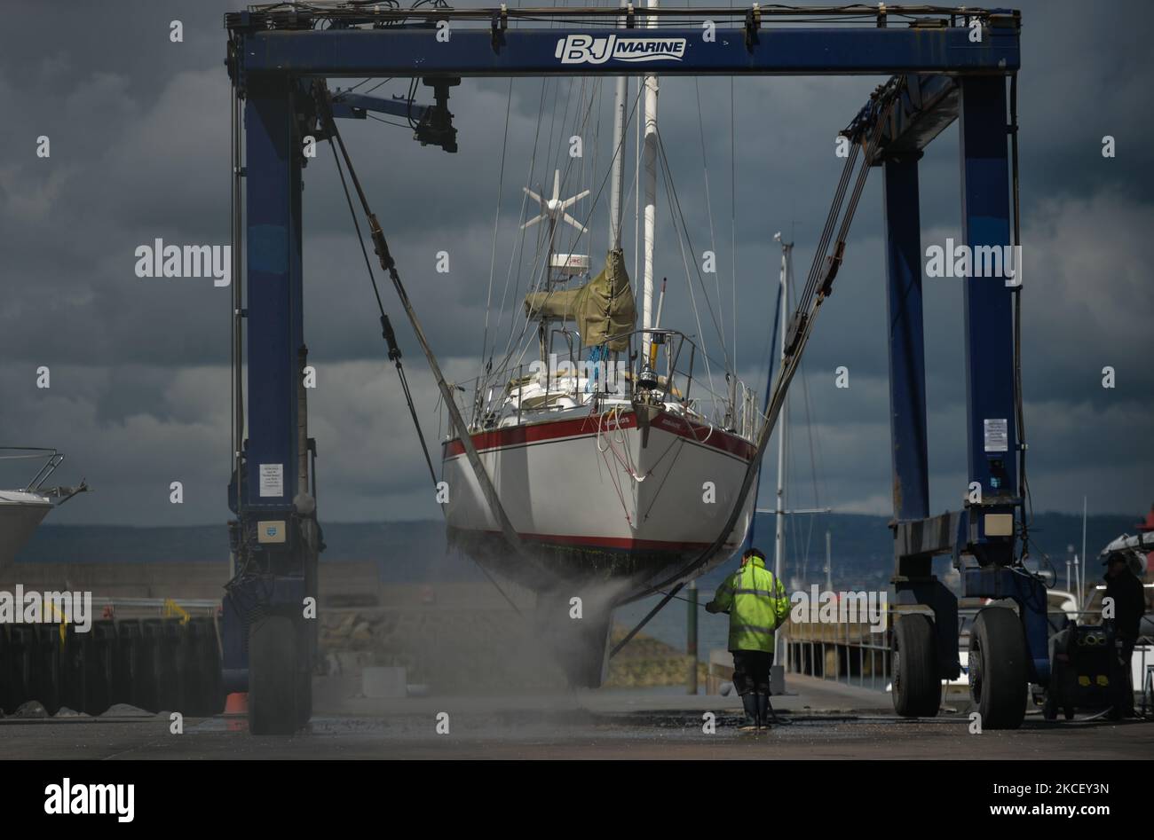 Un homme nettoie le yacht avec un karcher à côté de Bangor Marina. Mercredi, 19 mai 2021, à Bangor, comté en bas, Irlande du Nord (photo par Artur Widak/NurPhoto) Banque D'Images
