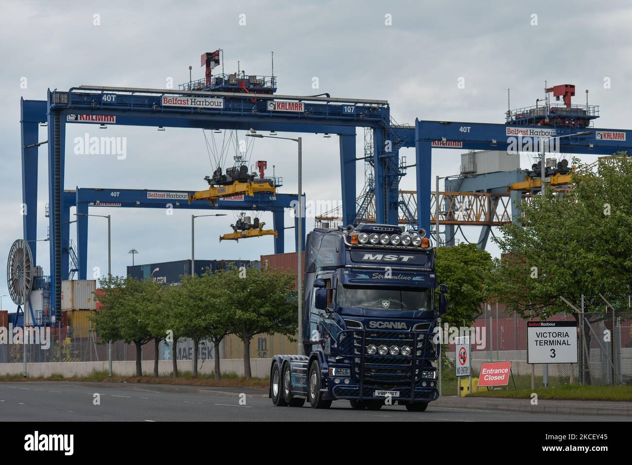 Un camion vu à côté du terminal des conteneurs dans le port de Belfast. Mercredi, 19 mai 2021, à Bangor, comté en bas, Irlande du Nord (photo par Artur Widak/NurPhoto) Banque D'Images