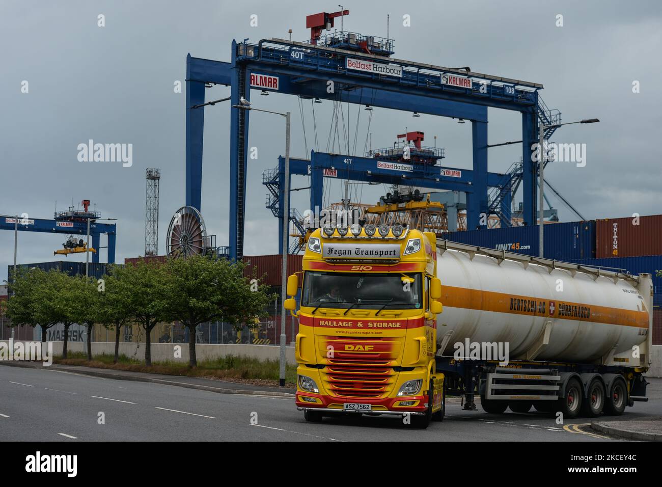 Un camion vu à côté du terminal des conteneurs dans le port de Belfast. Mercredi, 19 mai 2021, à Bangor, comté en bas, Irlande du Nord (photo par Artur Widak/NurPhoto) Banque D'Images