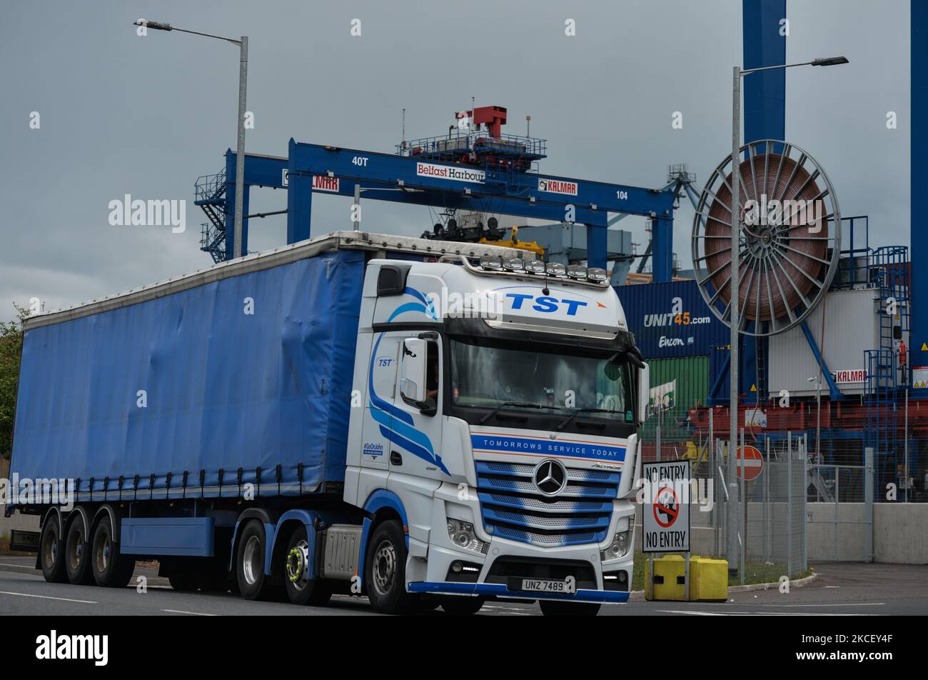 Un camion vu à côté du terminal des conteneurs dans le port de Belfast. Mercredi, 19 mai 2021, à Bangor, comté en bas, Irlande du Nord (photo par Artur Widak/NurPhoto) Banque D'Images