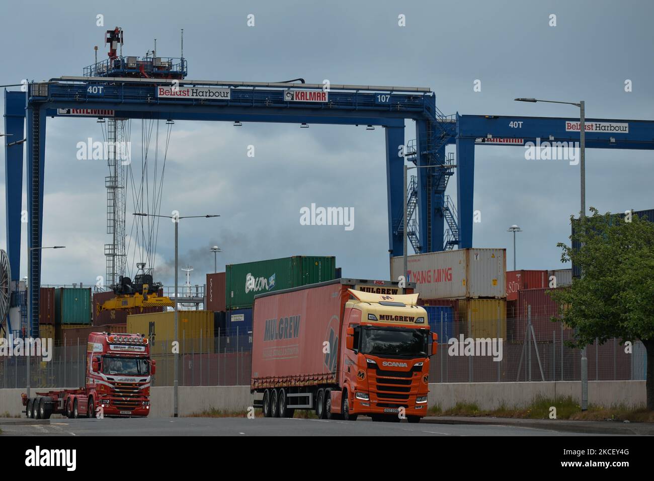 Camions vus à côté du terminal des conteneurs dans le port de Belfast. Mercredi, 19 mai 2021, à Bangor, comté en bas, Irlande du Nord (photo par Artur Widak/NurPhoto) Banque D'Images