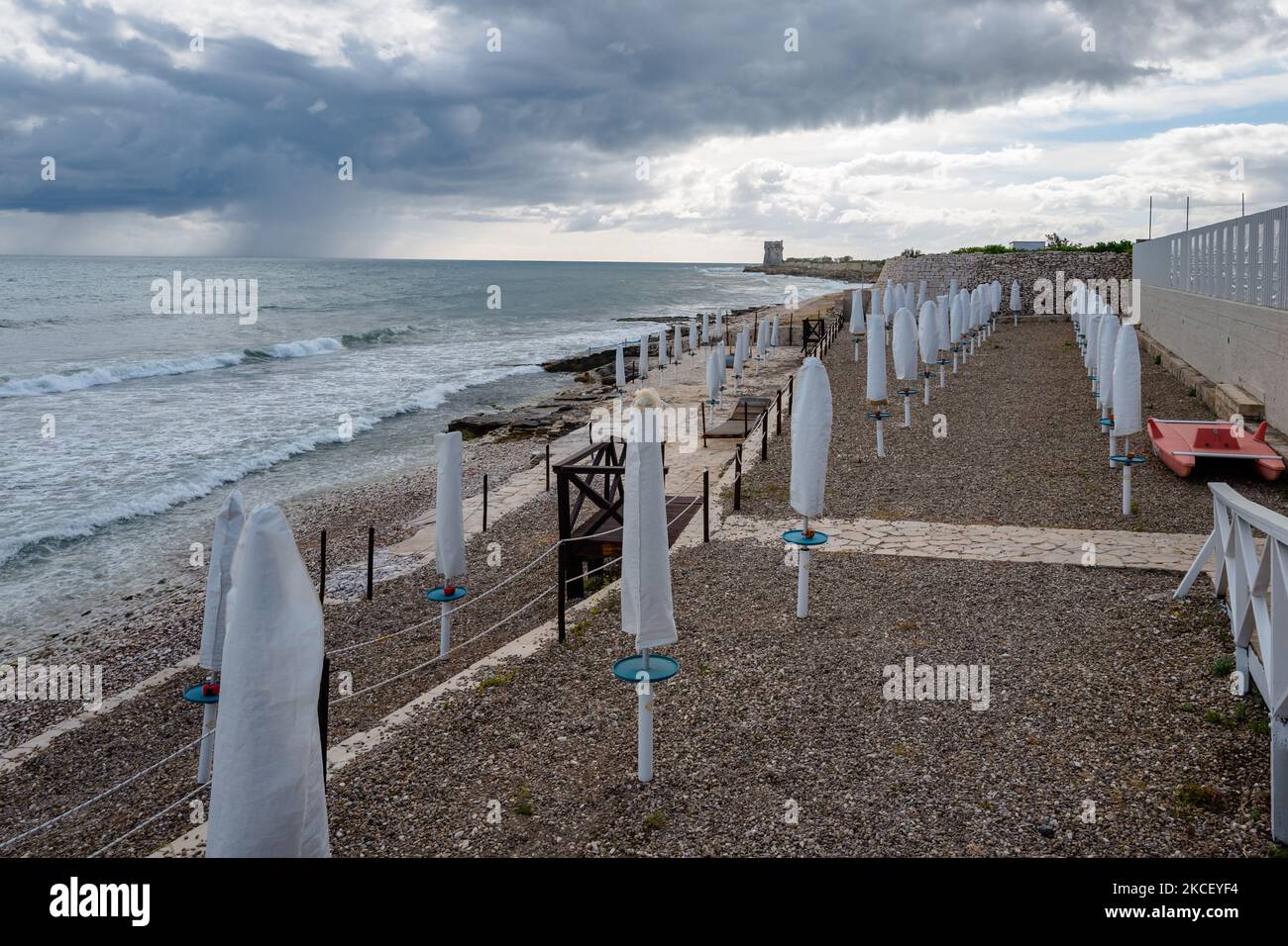 La plage s'est établie avec les parasols du club de plage de Nettuno à Molfetta, Italie sur 20 mai 2021. Les plages et les piscines de Puglia travaillent déjà depuis plusieurs semaines pour la réouverture et sont prêtes pour les réservations. Les mêmes procédures suivront l'année dernière avec des protocoles créés ad hoc pour contenir la propagation autant que possible et être en mesure de vivre en dépit du virus, en espérant une saison aussi pacifique que possible. Les règles principales à respecter pour les baigneurs et les propriétaires de plages et de piscines sont: Au moins un mètre loin dans les zones communes, donc, aussi dans le changement Banque D'Images