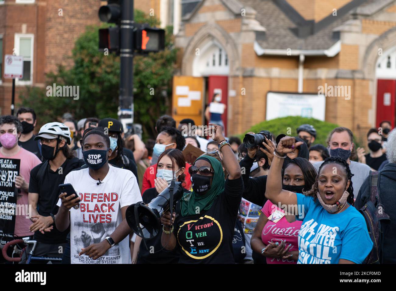 La militante communautaire et candidate au Congrès Ameena Matthews, au centre, se joint à une manifestation contre le maire de Chicago, Lori Lightfoot, près de sa maison, dans le quartier de Logan Square, à Chicago, dans l'Illinois, sur 20 mai 2021. Des manifestants se sont rassemblés pour protester contre le deuxième anniversaire de la présence de Lightfoot au pouvoir. (Photo de Max Herman/NurPhoto) Banque D'Images