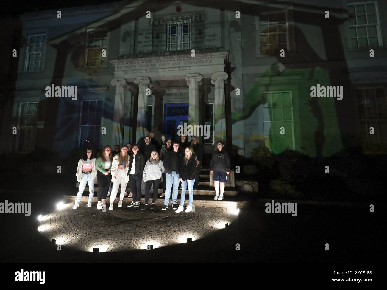 Des étudiants du Hazelwood Integrated College participent au nouveau projet parallèle de paix de Herstory à Belfast, lancé à l'occasion de la Journée mondiale de la diversité culturelle pour le dialogue et le développement. Des militants israéliens, palestiniens et irlandais de la paix ont participé au projet qui raconte l'histoire des femmes et des filles de l'île d'Irlande dont la vie a été affectée par le conflit en Irlande du Nord. Le jeudi 20 mai 2021, à Belfast, Irlande du Nord. (Photo par Artur Widak/NurPhoto) Banque D'Images