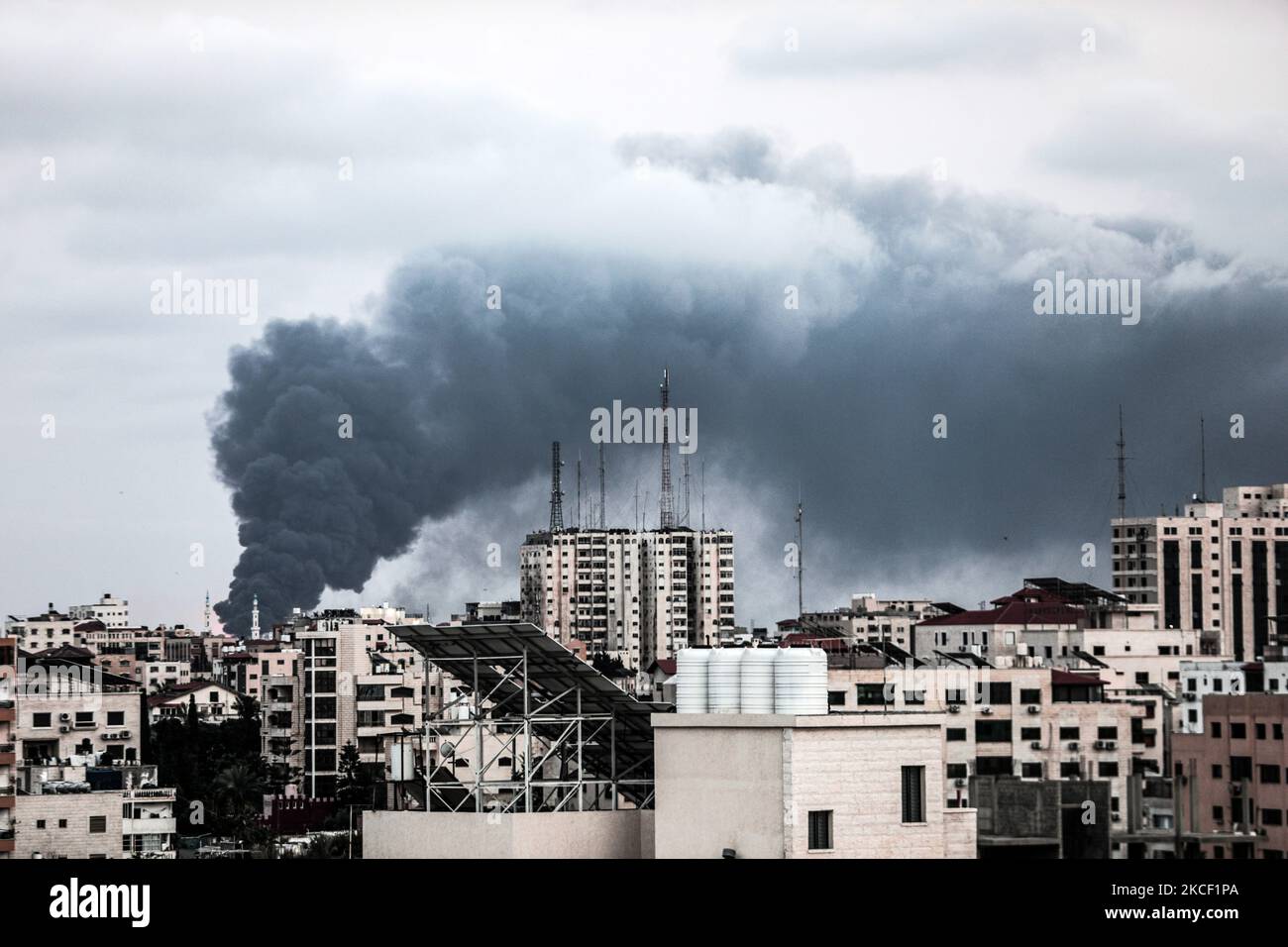 De la fumée s'affiche au-dessus des bâtiments lors d'une attaque aérienne israélienne dans une zone industrielle de la ville de Gaza, sur 20 mai 2021 (photo de Mamen Faiz/NurPhoto). Banque D'Images