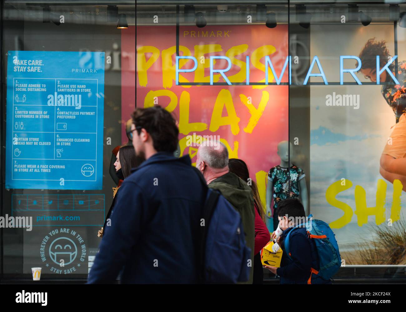 Les gens marchent devant le magasin Primark dans le centre-ville de Belfast. Mercredi, 19 mai 2021, à Belfast, Irlande du Nord (photo par Artur Widak/NurPhoto) Banque D'Images