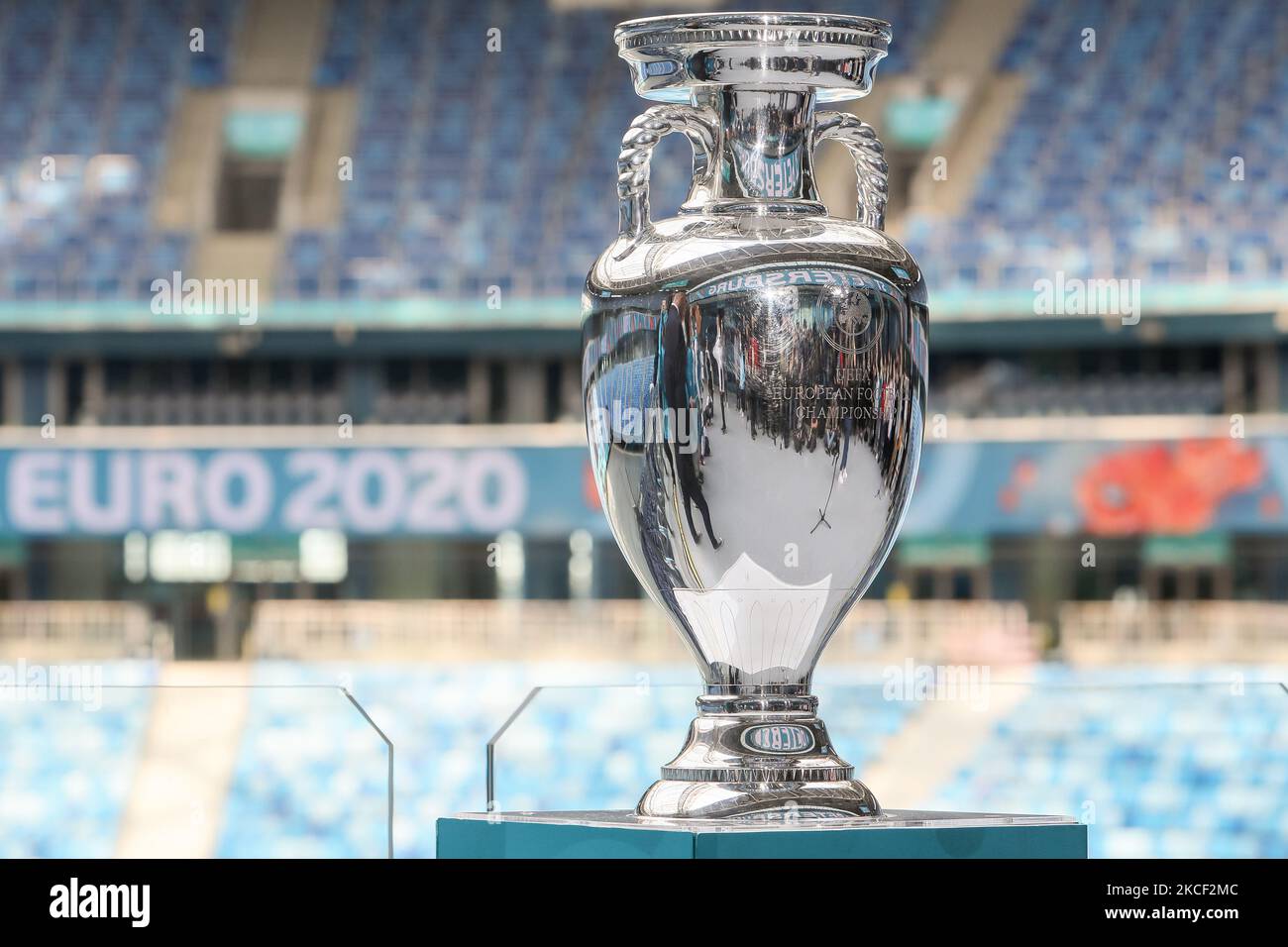 La coupe Henri Delaunay, le trophée de l'UEFA Euro 2020, est exposée lors d'une tournée médiatique au stade Gazprom Arena, l'un des lieux d'accueil du tournoi, à 22 mai 2021, à Saint-Pétersbourg, en Russie. (Photo de Mike Kireev/NurPhoto) Banque D'Images
