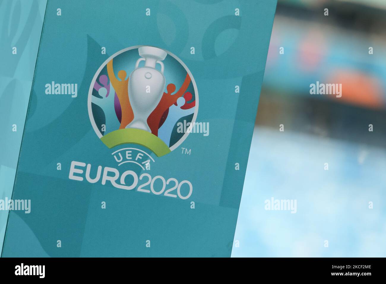 Le logo de l'UEFA Euro 2020 est visible lors d'une tournée médiatique au stade Gazprom Arena, l'un des lieux d'accueil du tournoi, à 22 mai 2021, à Saint-Pétersbourg, en Russie. (Photo de Mike Kireev/NurPhoto) Banque D'Images