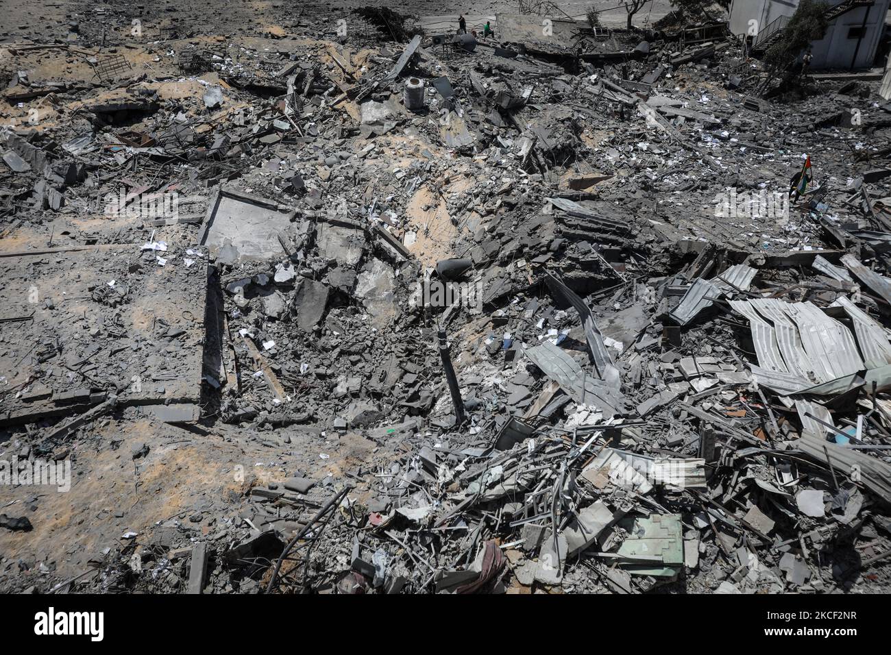 Une vue d'en haut montre la ville d'Arafat, le quartier général de la police de Gaza à Gaza, sur 22 mai 2021, à la suite d'un cessez-le-feu entre Israël et les militants palestiniens dans l'enclave à blocus israélien. - Comme le cessez-le-feu est en vigueur, l'aide humanitaire a commencé à entrer dans l'enclave ravagée par 11 jours de bain de sang. Alors que des milliers de Palestiniens déplacés sont retournés chez eux et que les Israéliens ont commencé à reprendre une vie normale un jour plus tôt, l'attention internationale s'est tournée vers la reconstruction de la bande de Gaza, qui a fait exploser la bombe. (Photo de Majdi Fathi/NurPhoto) Banque D'Images