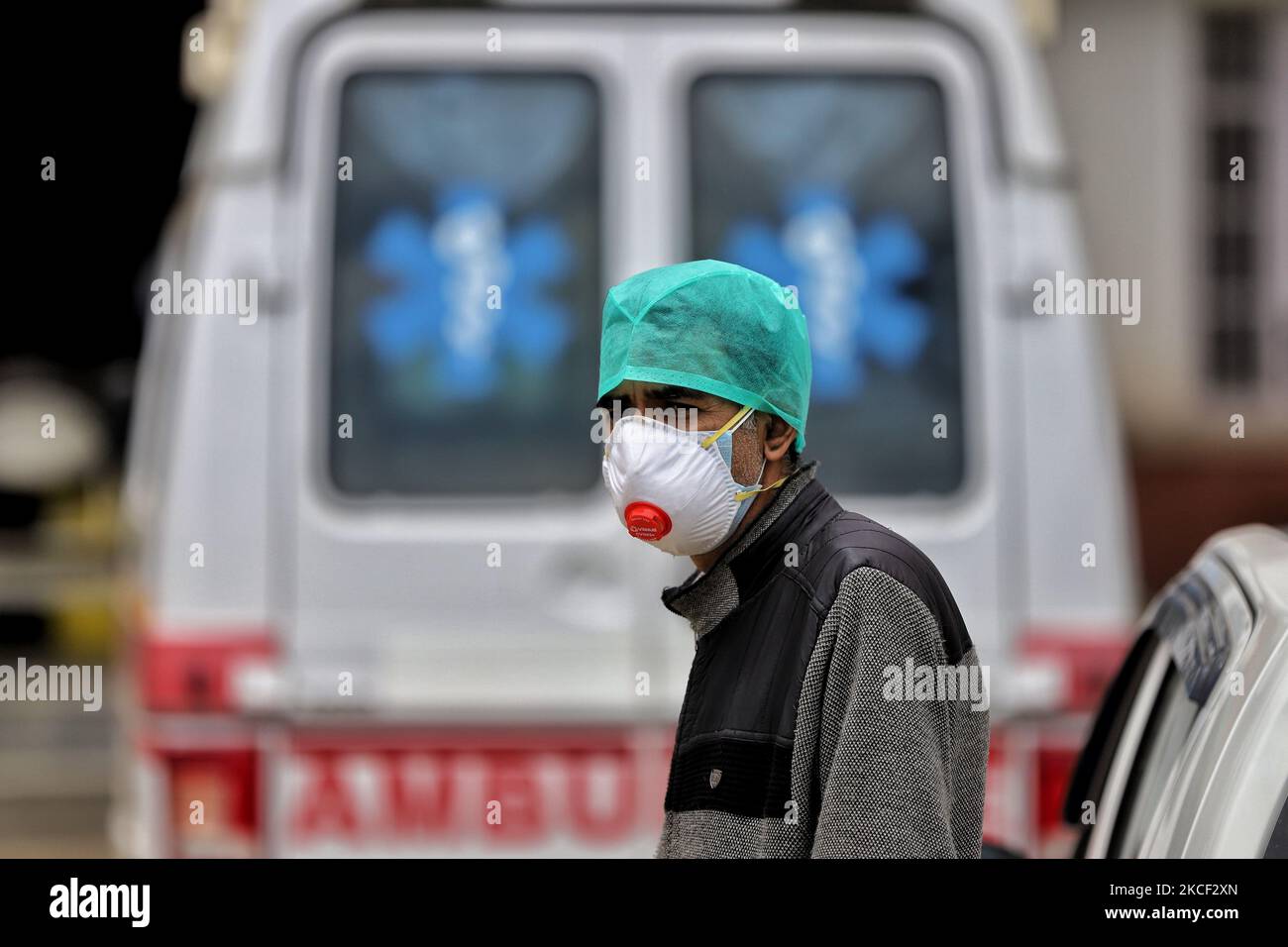 Le 22 mai 2021, un agent de santé portant un masque se trouve à l'extérieur d'un hôpital du coronavirus Covid-19, près d'une ambulance dans le district de Sopore Baramulla Jammu-et-Cachemire Inde. (Photo de Nasir Kachroo/NurPhoto) Banque D'Images