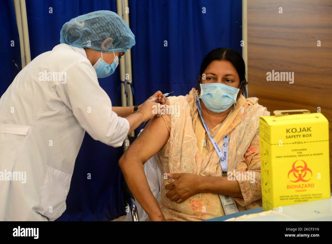 Les gens reçoivent la dose de 2nd du vaccin Covid-19 au cours de la campagne de vaccination à l'hôpital universitaire de médecine de Bangabandhu Sheikh Mujib, à Dhaka, au Bangladesh, en 22 mai 2021. (Photo par Mamunur Rashid/NurPhoto) Banque D'Images