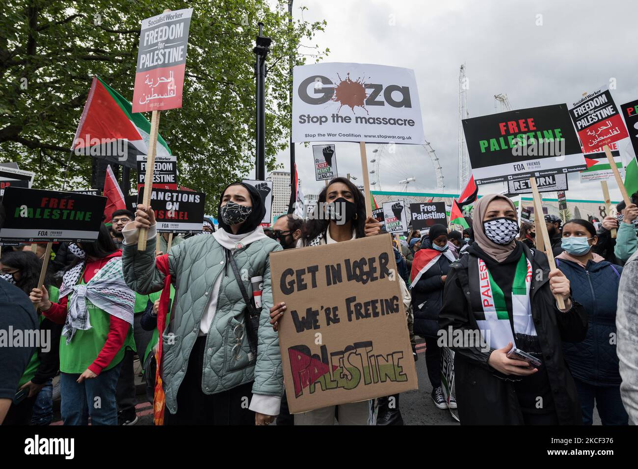 LONDRES, ROYAUME-UNI - 22 MAI 2021 : des dizaines de milliers de manifestants se rassemblent dans le centre de Londres pour une manifestation en faveur de la Palestine, le 22 mai 2021 à Londres, en Angleterre. Un cessez-le-feu entre Israël et la Palestine est entré en vigueur vendredi, après 11 jours de frappes aériennes qui ont fait plus de 250 morts, alors que le conflit s'est intensifié suite à des expulsions planifiées de familles palestiniennes de leurs foyers par des colons juifs dans le district de Sheikh Jarrah à Jérusalem-est et à des affrontements avec la sécurité Forces autour de la vieille ville pendant le ramadan. (Photo de Wiktor Szymanowicz/NurPhoto) Banque D'Images