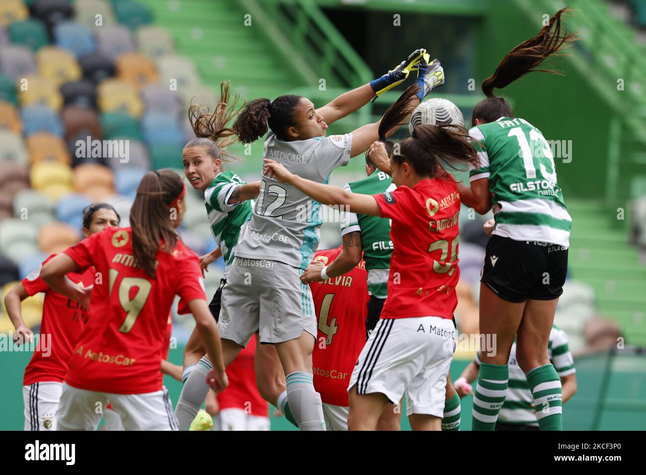 Leticia contre Fatima Pinto dans l'air pendant le match pour la Ligue BPI entre Sporting CP et SL Benfica, à l'Estadio José Alvalade, Lisboa, Portugal, 22, Mai, 2021 (photo de João Rico/NurPhoto) Banque D'Images