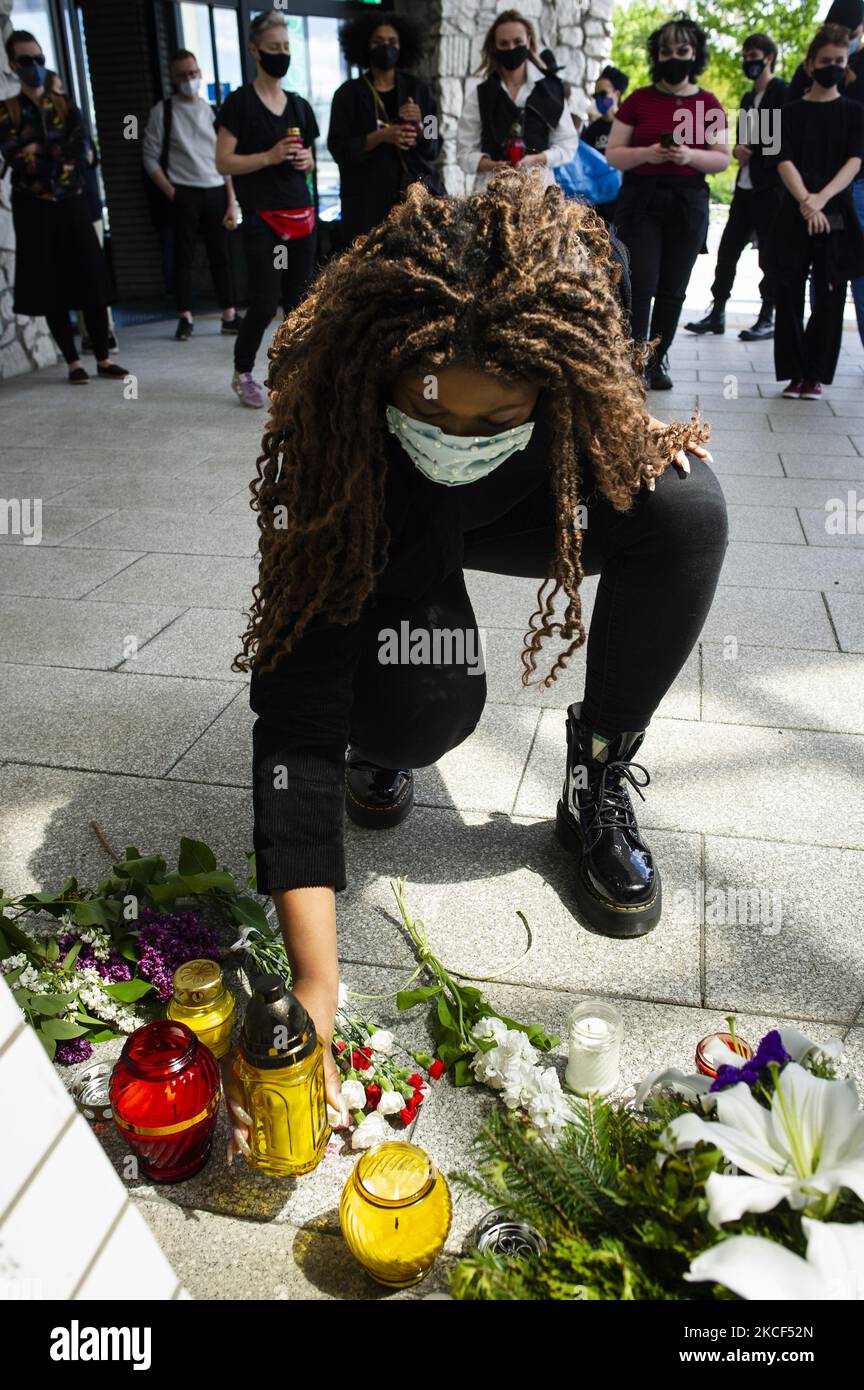 Chaque année, des Polonais d'origine africaine, ainsi que des supporters locaux se réunissent là où le bazar était autrefois, commémorant sa mort et protestant contre le racisme. Varsovie, Pologne, sur 23 mai 2021. Maxwell Itoya était un pôle d'origine nigériane. Il a été abattu par la police à Varsovie, sur 23 mai 2010, lors d'un raid dans un bazar où la police a cherché des vêtements et accessoires forgés. Maxwell, parlant polonais, a essayé d'aider son collegue - qui vient d'être arrêté. Au cours de la discussion, soi-disant à voix haute, la police a tiré Maxwell Itoya dans sa jambe, touchant l'artère fémorale, Max est mort avant le Banque D'Images Chaque année, des Polonais d'origine africaine, ainsi que des supporters locaux se réunissent là où le bazar était autrefois, commémorant sa mort et protestant contre le racisme. Varsovie, Pologne, sur 23 mai 2021. Maxwell Itoya était un pôle d'origine nigériane. Il a été abattu par la police à Varsovie, sur 23 mai 2010, lors d'un raid dans un bazar où la police a cherché des vêtements et accessoires forgés. Maxwell, parlant polonais, a essayé d'aider son collegue - qui vient d'être arrêté. Au cours de la discussion, soi-disant à voix haute, la police a tiré Maxwell Itoya dans sa jambe, touchant l'artère fémorale, Max est mort avant le Banque D'Images