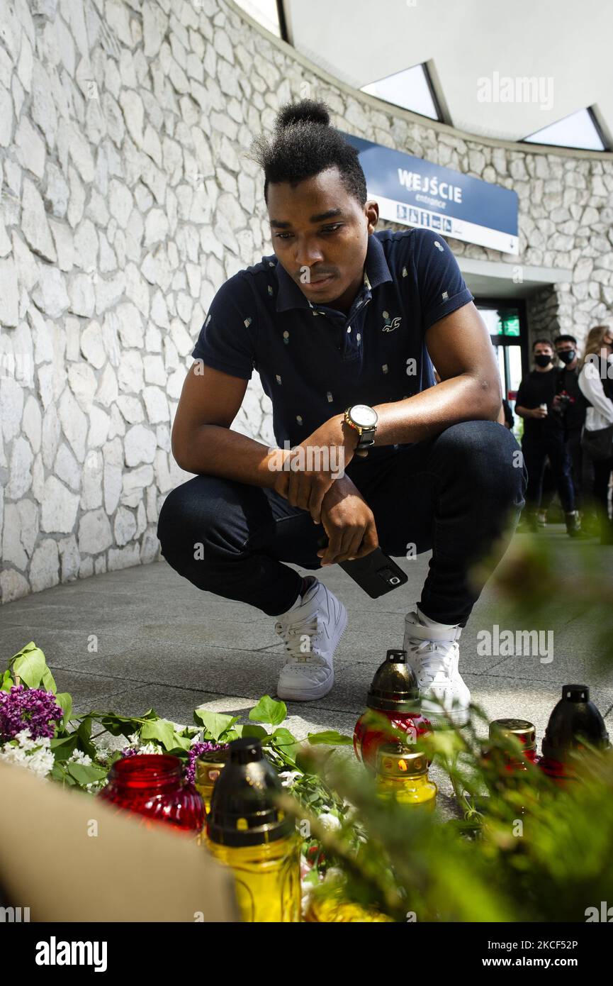 Chaque année, des Polonais d'origine africaine, ainsi que des supporters locaux se réunissent là où le bazar était autrefois, commémorant sa mort et protestant contre le racisme. Varsovie, Pologne, sur 23 mai 2021. Maxwell Itoya était un pôle d'origine nigériane. Il a été abattu par la police à Varsovie, sur 23 mai 2010, lors d'un raid dans un bazar où la police a cherché des vêtements et accessoires forgés. Maxwell, parlant polonais, a essayé d'aider son collegue - qui vient d'être arrêté. Au cours de la discussion, soi-disant à voix haute, la police a tiré Maxwell Itoya dans sa jambe, touchant l'artère fémorale, Max est mort avant le Banque D'Images Chaque année, des Polonais d'origine africaine, ainsi que des supporters locaux se réunissent là où le bazar était autrefois, commémorant sa mort et protestant contre le racisme. Varsovie, Pologne, sur 23 mai 2021. Maxwell Itoya était un pôle d'origine nigériane. Il a été abattu par la police à Varsovie, sur 23 mai 2010, lors d'un raid dans un bazar où la police a cherché des vêtements et accessoires forgés. Maxwell, parlant polonais, a essayé d'aider son collegue - qui vient d'être arrêté. Au cours de la discussion, soi-disant à voix haute, la police a tiré Maxwell Itoya dans sa jambe, touchant l'artère fémorale, Max est mort avant le Banque D'Images