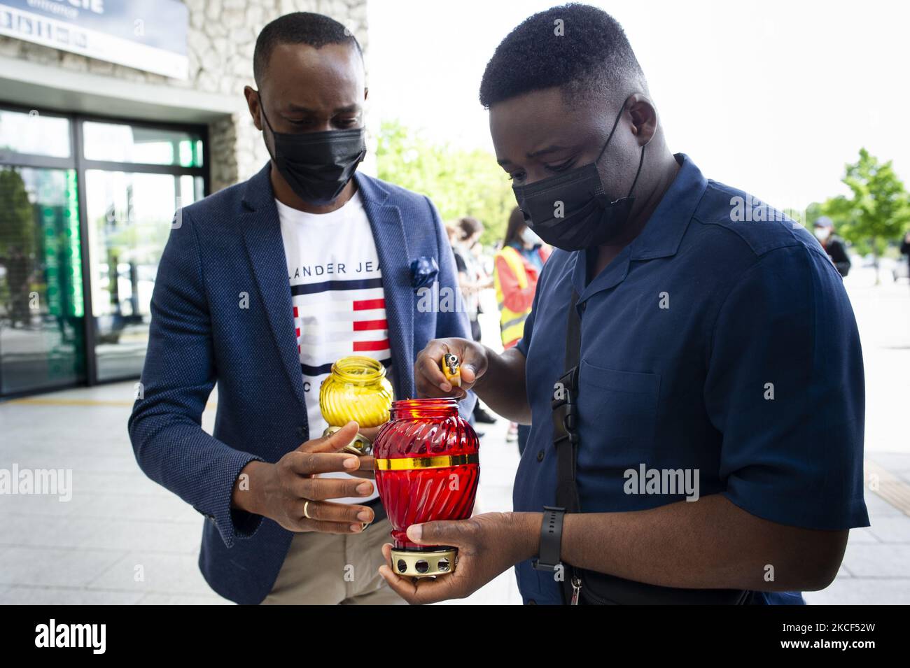 Chaque année, des Polonais d'origine africaine, ainsi que des supporters locaux se réunissent là où le bazar était autrefois, commémorant sa mort et protestant contre le racisme. Varsovie, Pologne, sur 23 mai 2021. Maxwell Itoya était un pôle d'origine nigériane. Il a été abattu par la police à Varsovie, sur 23 mai 2010, lors d'un raid dans un bazar où la police a cherché des vêtements et accessoires forgés. Maxwell, parlant polonais, a essayé d'aider son collegue - qui vient d'être arrêté. Au cours de la discussion, soi-disant à voix haute, la police a tiré Maxwell Itoya dans sa jambe, touchant l'artère fémorale, Max est mort avant le Banque D'Images Chaque année, des Polonais d'origine africaine, ainsi que des supporters locaux se réunissent là où le bazar était autrefois, commémorant sa mort et protestant contre le racisme. Varsovie, Pologne, sur 23 mai 2021. Maxwell Itoya était un pôle d'origine nigériane. Il a été abattu par la police à Varsovie, sur 23 mai 2010, lors d'un raid dans un bazar où la police a cherché des vêtements et accessoires forgés. Maxwell, parlant polonais, a essayé d'aider son collegue - qui vient d'être arrêté. Au cours de la discussion, soi-disant à voix haute, la police a tiré Maxwell Itoya dans sa jambe, touchant l'artère fémorale, Max est mort avant le Banque D'Images