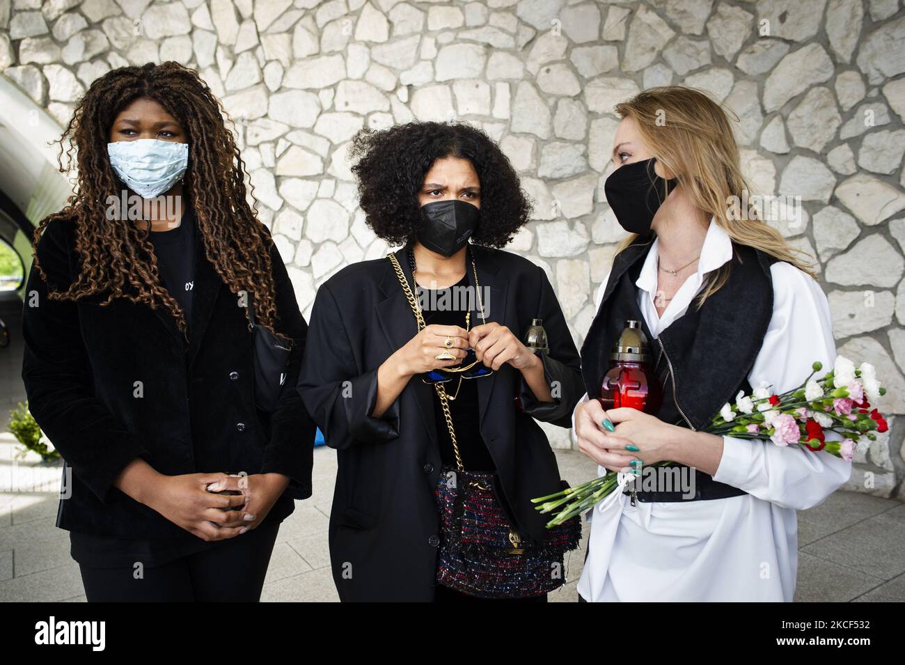 Chaque année, des Polonais d'origine africaine, ainsi que des supporters locaux se réunissent là où le bazar était autrefois, commémorant sa mort et protestant contre le racisme. Varsovie, Pologne, sur 23 mai 2021. Maxwell Itoya était un pôle d'origine nigériane. Il a été abattu par la police à Varsovie, sur 23 mai 2010, lors d'un raid dans un bazar où la police a cherché des vêtements et accessoires forgés. Maxwell, parlant polonais, a essayé d'aider son collegue - qui vient d'être arrêté. Au cours de la discussion, soi-disant à voix haute, la police a tiré Maxwell Itoya dans sa jambe, touchant l'artère fémorale, Max est mort avant le Banque D'Images Chaque année, des Polonais d'origine africaine, ainsi que des supporters locaux se réunissent là où le bazar était autrefois, commémorant sa mort et protestant contre le racisme. Varsovie, Pologne, sur 23 mai 2021. Maxwell Itoya était un pôle d'origine nigériane. Il a été abattu par la police à Varsovie, sur 23 mai 2010, lors d'un raid dans un bazar où la police a cherché des vêtements et accessoires forgés. Maxwell, parlant polonais, a essayé d'aider son collegue - qui vient d'être arrêté. Au cours de la discussion, soi-disant à voix haute, la police a tiré Maxwell Itoya dans sa jambe, touchant l'artère fémorale, Max est mort avant le Banque D'Images
