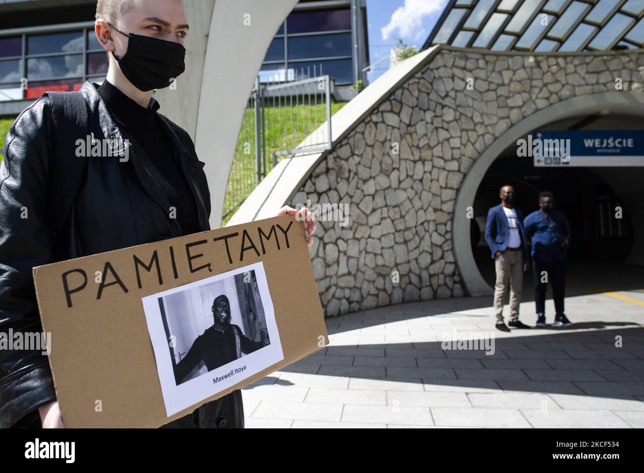 Chaque année, des Polonais d'origine africaine, ainsi que des supporters locaux se réunissent là où le bazar était autrefois, commémorant sa mort et protestant contre le racisme. Varsovie, Pologne, sur 23 mai 2021. Maxwell Itoya était un pôle d'origine nigériane. Il a été abattu par la police à Varsovie, sur 23 mai 2010, lors d'un raid dans un bazar où la police a cherché des vêtements et accessoires forgés. Maxwell, parlant polonais, a essayé d'aider son collegue - qui vient d'être arrêté. Au cours de la discussion, soi-disant à voix haute, la police a tiré Maxwell Itoya dans sa jambe, touchant l'artère fémorale, Max est mort avant le Banque D'Images