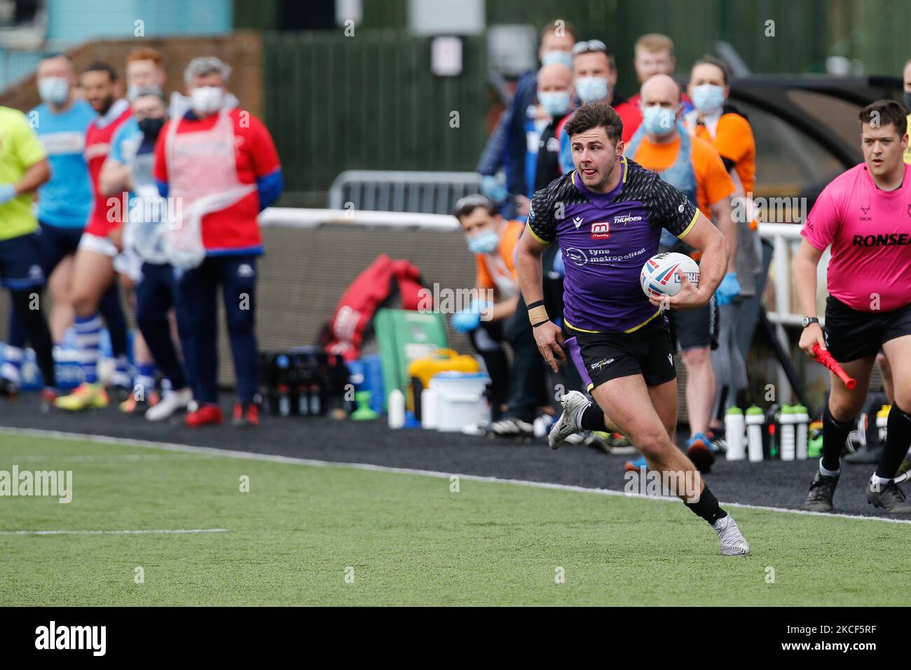 Jack Johnson de Newcastle Thunder a une course à la défense Panthers pendant le match DE championnat BETFRED entre Newcastle Thunder et Halifax Panthers à Kingston Park, Newcastle, le dimanche 23rd mai 2021. (Photo de Chris Lishman/MI News/NurPhoto) Banque D'Images