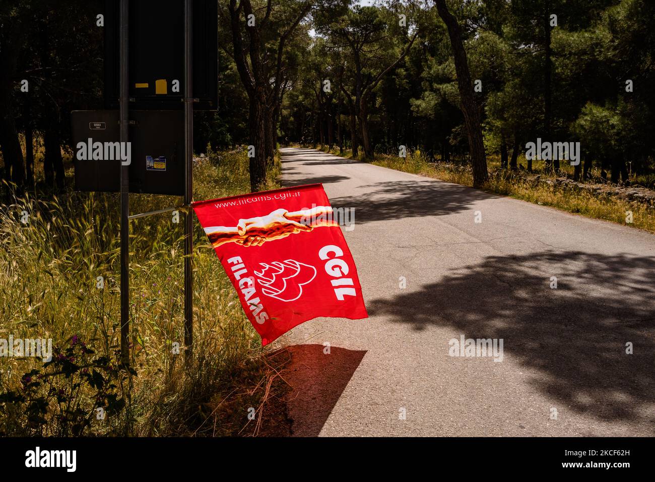 Drapeau du Syndicat de la CGIL le long de la Viale del Castel del Monte en signe de protestation à Andria sur 24 mai 2021. Les travailleurs qui gèrent les services supplémentaires du musée et les guichets de Castel del Monte risquent de se licencier. Mobilisation également dans le Bat, ainsi que dans les autres provinces des Pouilles. La Direction régionale des musées de Puglia et la Direction de MARTA à Taranto n'ont pas étendu la concession de la gestion intégrée des services de musée à la société Nova Apulia. C'est pourquoi les travailleurs ont protesté aujourd'hui devant le Castel del Monte avec la présence de l'Union CIGL ( Banque D'Images