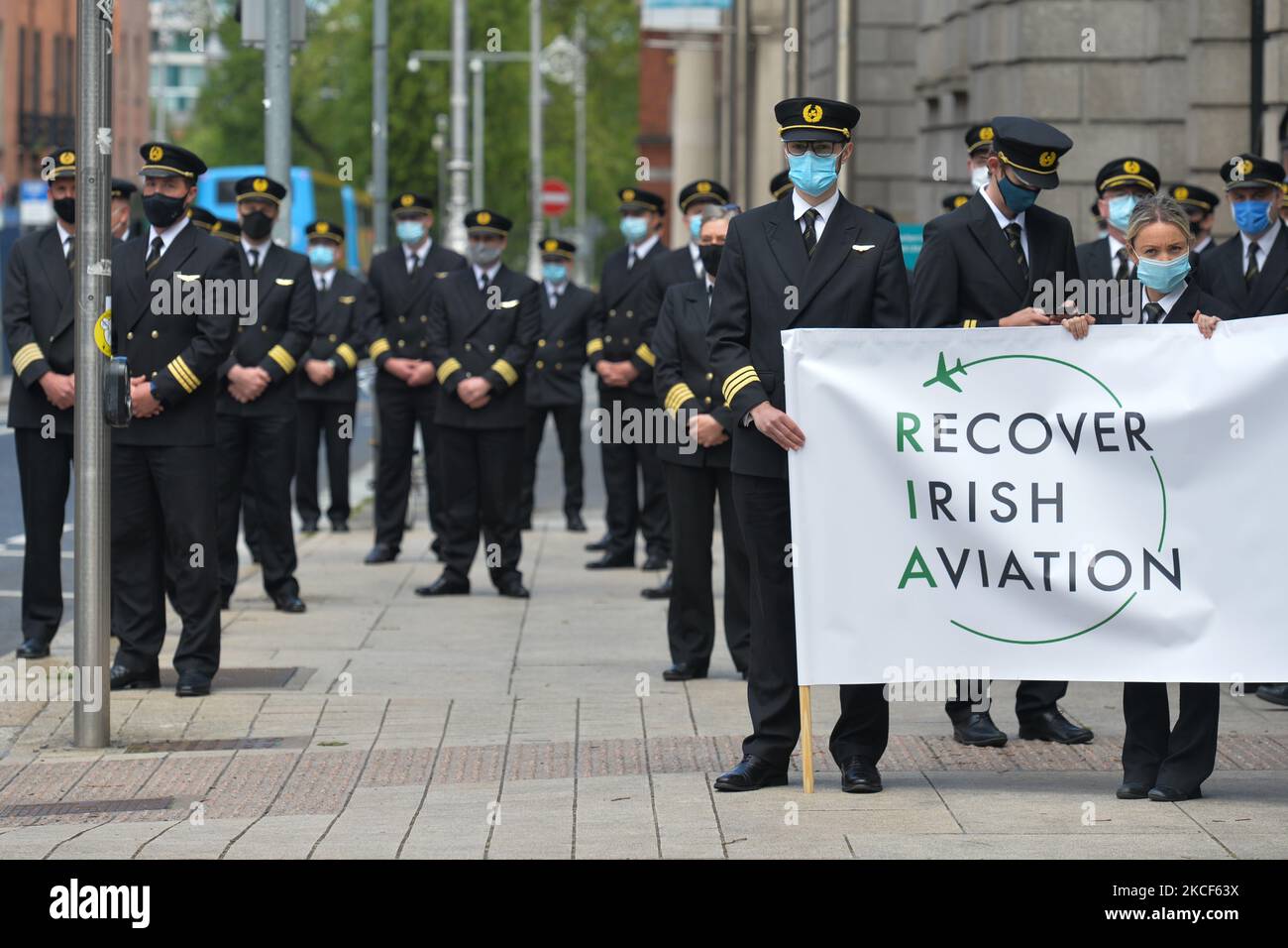 Le groupe de pilotes 'Recover Irish Aviation' fait une démonstration à l'extérieur de Leinster House à Dublin. Le lundi 24 mai 2021, à Dublin, Irlande. (Photo par Artur Widak/NurPhoto) Banque D'Images