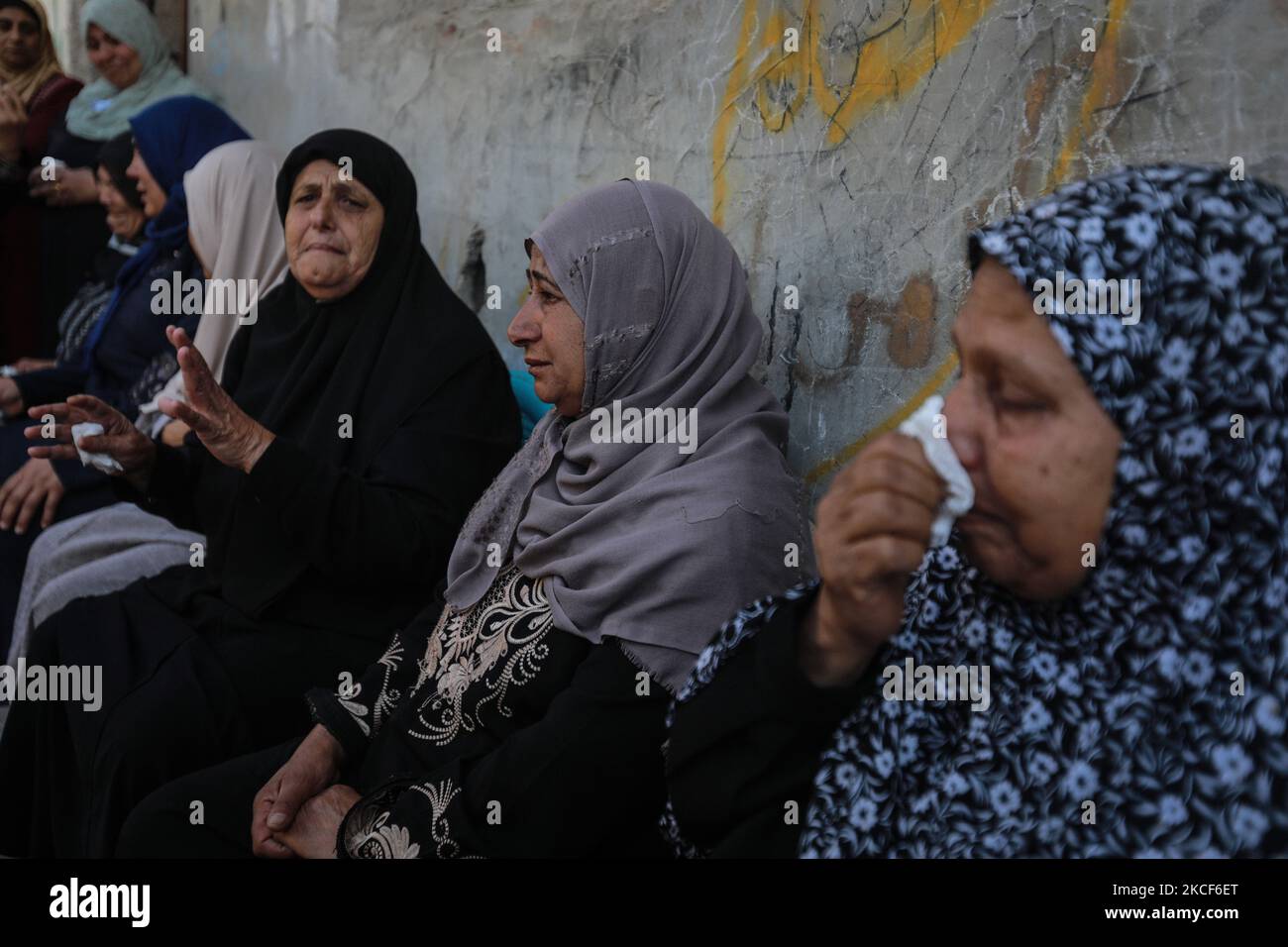 Des proches pleurent le commandant local des Brigades martyrs d'Al-Aqsa, l'aile armée du mouvement palestinien du Fatah, Moeen al-Amsi, lors de ses funérailles à Beit Hanun, dans le nord de la bande de Gaza, sur 24 mai 2021, après avoir perdu la vie suite de blessures subies au cours du dernier conflit avec Israël. (Photo de Majdi Fathi/NurPhoto) Banque D'Images