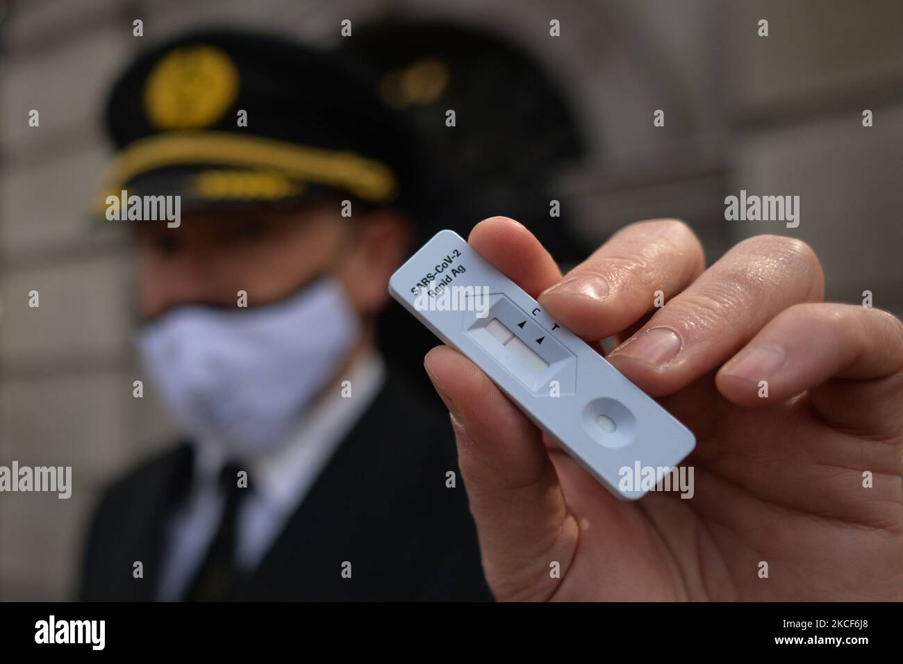 Simon Moody, pilote de l'AER Lingus, membre de l'Association des pilotes 'Recover Irish Aviation', tient un test négatif de la société SAR-COV-2 Rapid AG lors de la manifestation devant Leinster House à Dublin. Le lundi 24 mai 2021, à Dublin, Irlande. (Photo par Artur Widak/NurPhoto) Banque D'Images