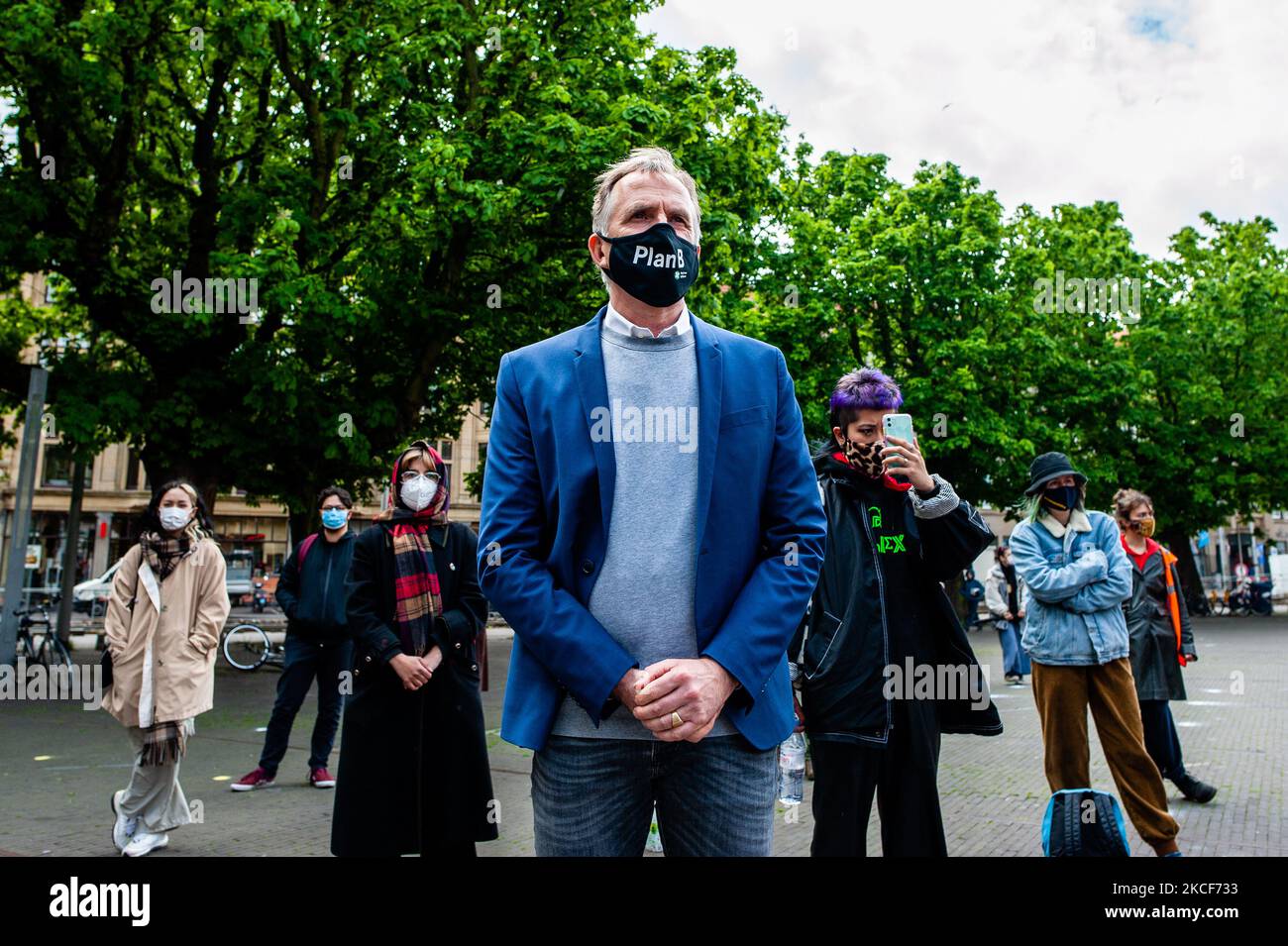 L'organisation Free West Papua Campaign Nederland en collaboration avec extinction Rebellion a organisé une manifestation devant la Chambre du Parlement, à la Haye, pour la reconnaissance de la perspective et de la souveraineté des peuples autochtones dans le monde entier. En Papouasie occidentale, les familles et leurs enfants sont déplacés de leurs villages à cause des opérations militaires de l'Indonésie dans la région. Au cours de la manifestation, ils ont adressé une lettre aux politiciens les invitant à écouter les voix autochtones, sur 25 mai 2021. (Photo par Romy Arroyo Fernandez/NurPhoto) Banque D'Images