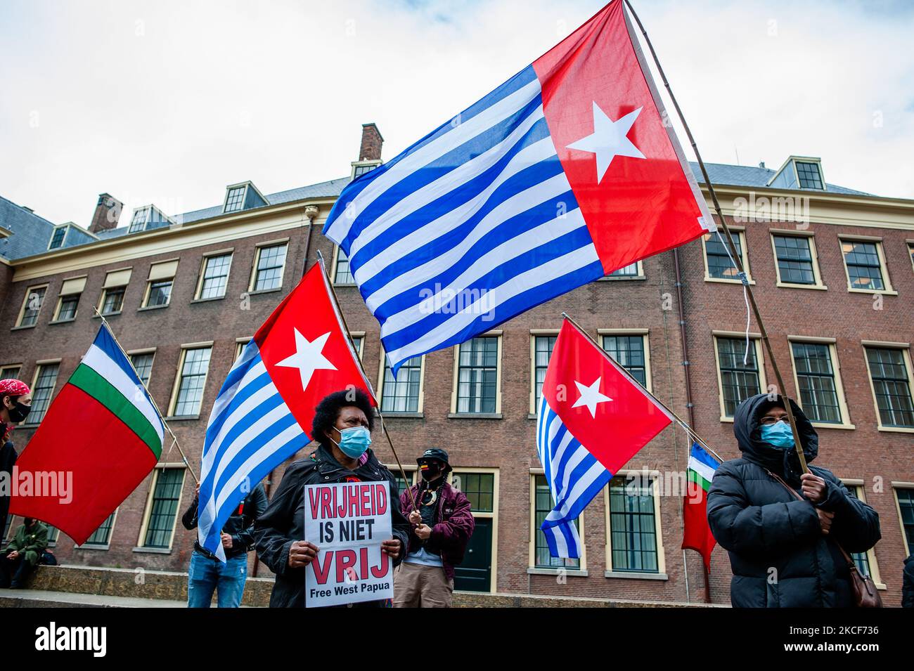 L'organisation Free West Papua Campaign Nederland en collaboration avec extinction Rebellion a organisé une manifestation devant la Chambre du Parlement, à la Haye, pour la reconnaissance de la perspective et de la souveraineté des peuples autochtones dans le monde entier. En Papouasie occidentale, les familles et leurs enfants sont déplacés de leurs villages à cause des opérations militaires de l'Indonésie dans la région. Au cours de la manifestation, ils ont adressé une lettre aux politiciens les invitant à écouter les voix autochtones, sur 25 mai 2021. (Photo par Romy Arroyo Fernandez/NurPhoto) Banque D'Images