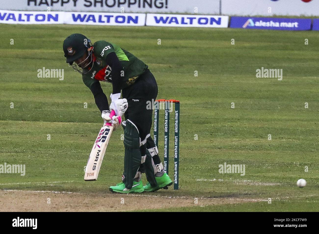 Le Mushfiqur Rahim du Bangladesh joue un tir lors du deuxième match international de cricket d'une journée (ODI) entre le Bangladesh et le Sri Lanka au stade national de cricket Sher-e-Bangla à Dhaka, sur 25 mai 2021. (Photo d'Ahmed Salahuddin/NurPhoto) Banque D'Images