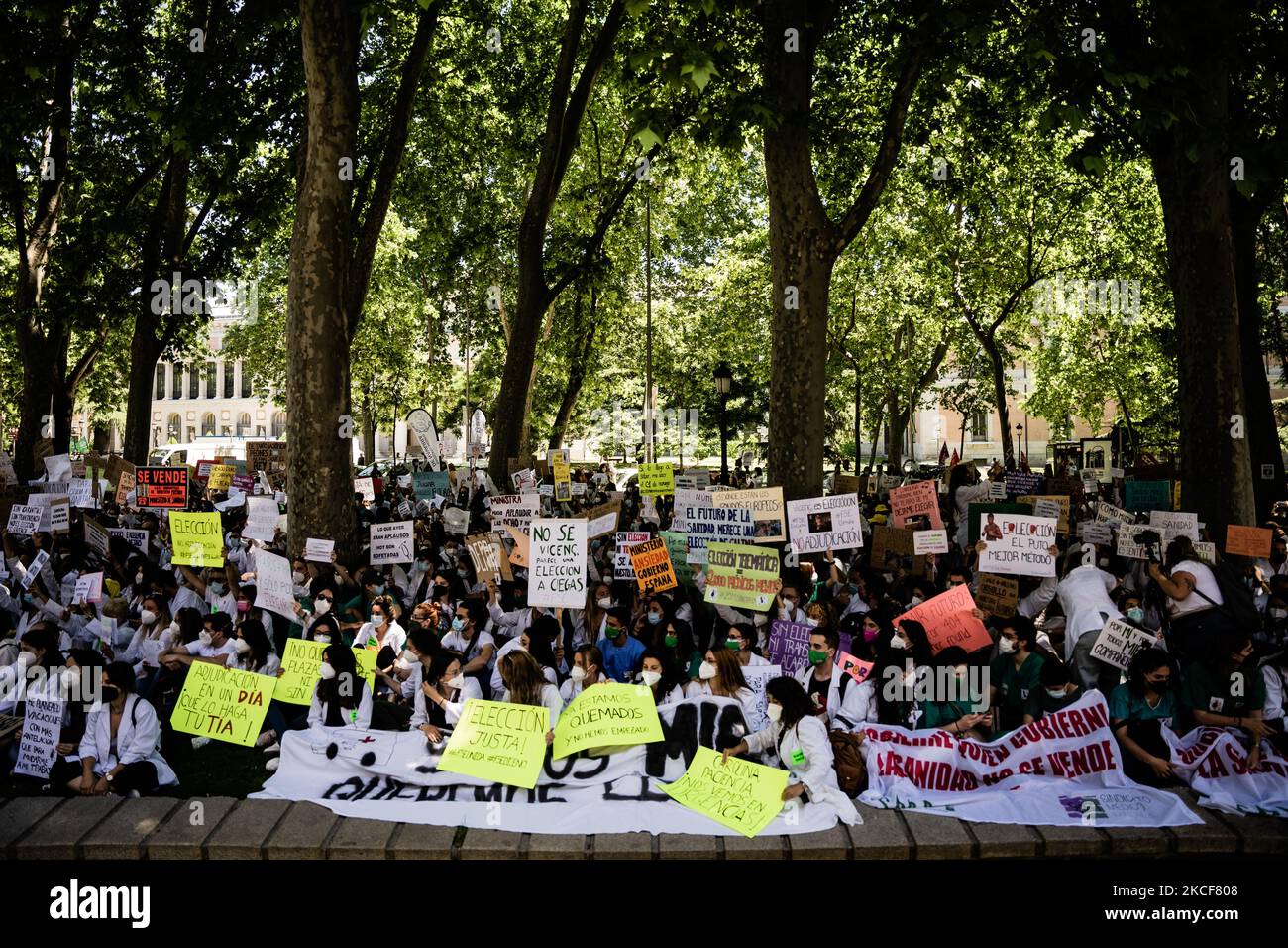 Des manifestants avec un écriteau lors de la manifestation organisée par des syndicats et des associations protestant contre le système d'attribution des places pour le MIR de cette année devant le Ministère de la Santé, sur 25 mai 2021 à Madrid, Espagne. La manifestation a été suivie par plus de 3000 personnes de toute l'Espagne avec des qualifications médicales différentes telles que les soins infirmiers, Psychologie ou biologie le ministère de la Santé a complètement changé le système de choix de la spécialisation des médecins internes résidents (MIR) et a créé un nouveau système qui sera télématique et devrait laisser des postes vides en public Banque D'Images