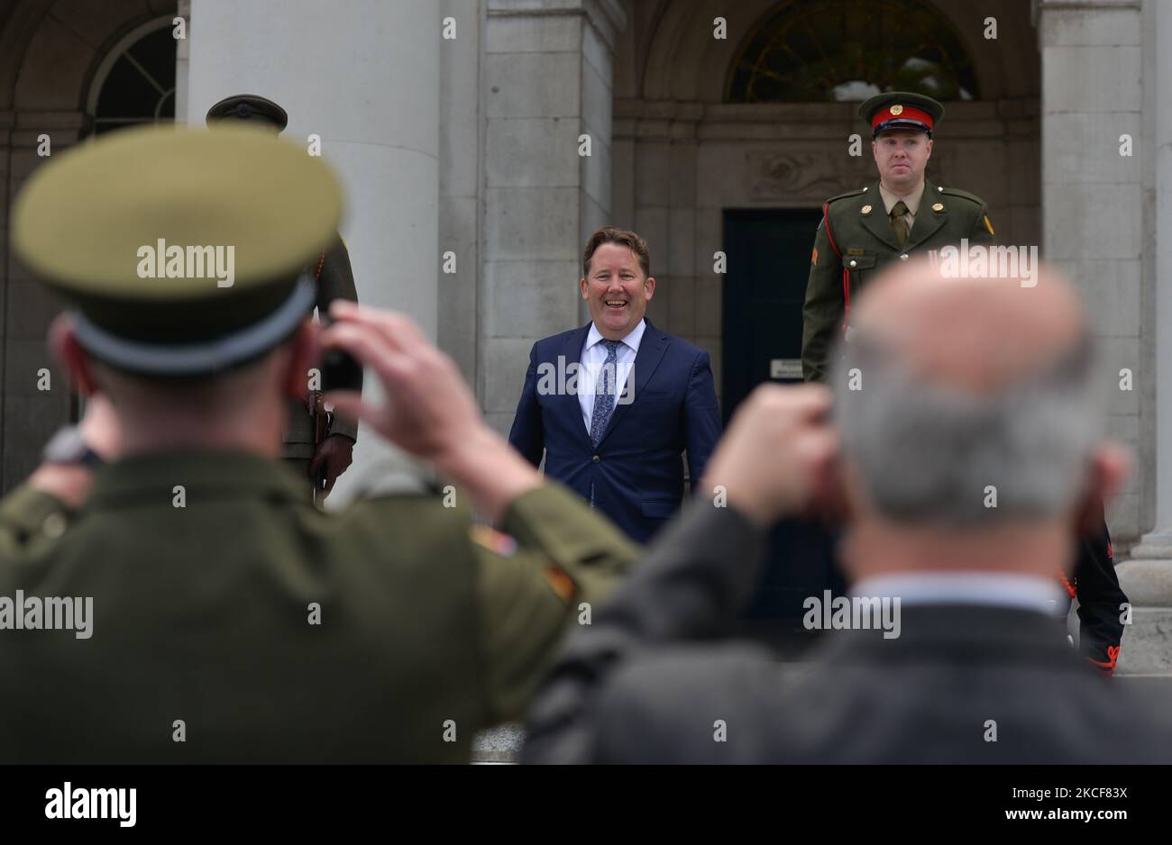 Darragh O'Brien, ministre irlandais du logement, du gouvernement local et du patrimoine, posant pour une photo à l'extérieur de la Maison de la coutume de Dublin, où il a participé à l'événement commémoratif marquant 100 ans depuis l'incendie de la Maison de la coutume à Dublin. Le ministre O'Brien a ensuite rencontré des représentants des médias où il a réaffirmé son engagement à présenter un certificat numérique vert Dès que possible. Dans le cadre des propositions, les gens se voir remettre un passe numérique qui peut être scanné à l'aéroport, indiquant qu'ils ont vacciné, testé négatif ou récupéré du virus. Mardi, 25 mai 2021, à Dub Banque D'Images