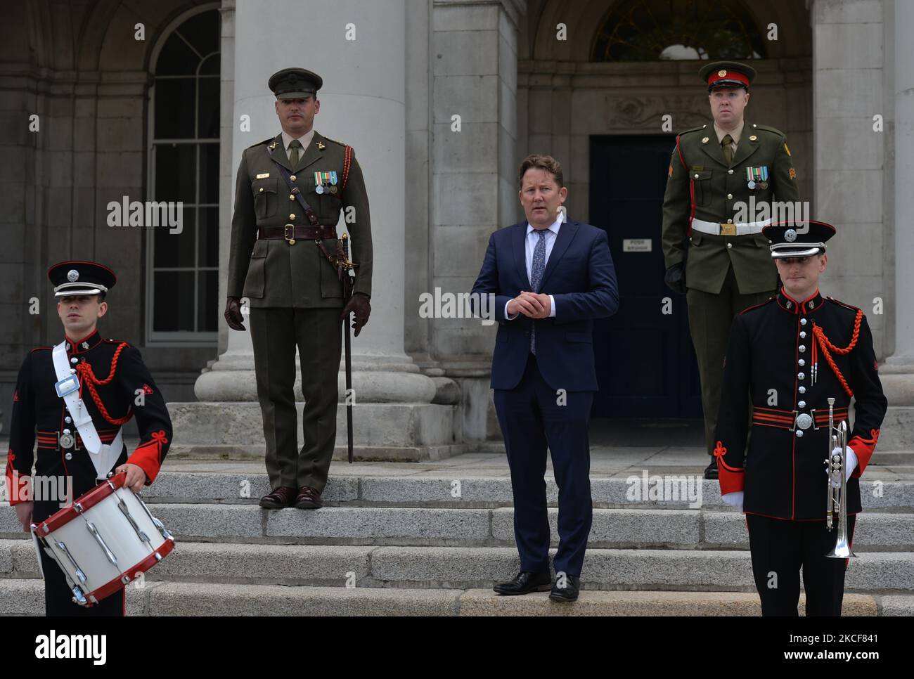 Darragh O'Brien, ministre irlandais du logement, du gouvernement local et du patrimoine, posant pour une photo à l'extérieur de la Maison de la coutume de Dublin, où il a participé à l'événement commémoratif marquant 100 ans depuis l'incendie de la Maison de la coutume à Dublin. Le ministre O'Brien a ensuite rencontré des représentants des médias où il a réaffirmé son engagement à présenter un certificat numérique vert Dès que possible. Dans le cadre des propositions, les gens se voir remettre un passe numérique qui peut être scanné à l'aéroport, indiquant qu'ils ont vacciné, testé négatif ou récupéré du virus. Mardi, 25 mai 2021, à Dub Banque D'Images